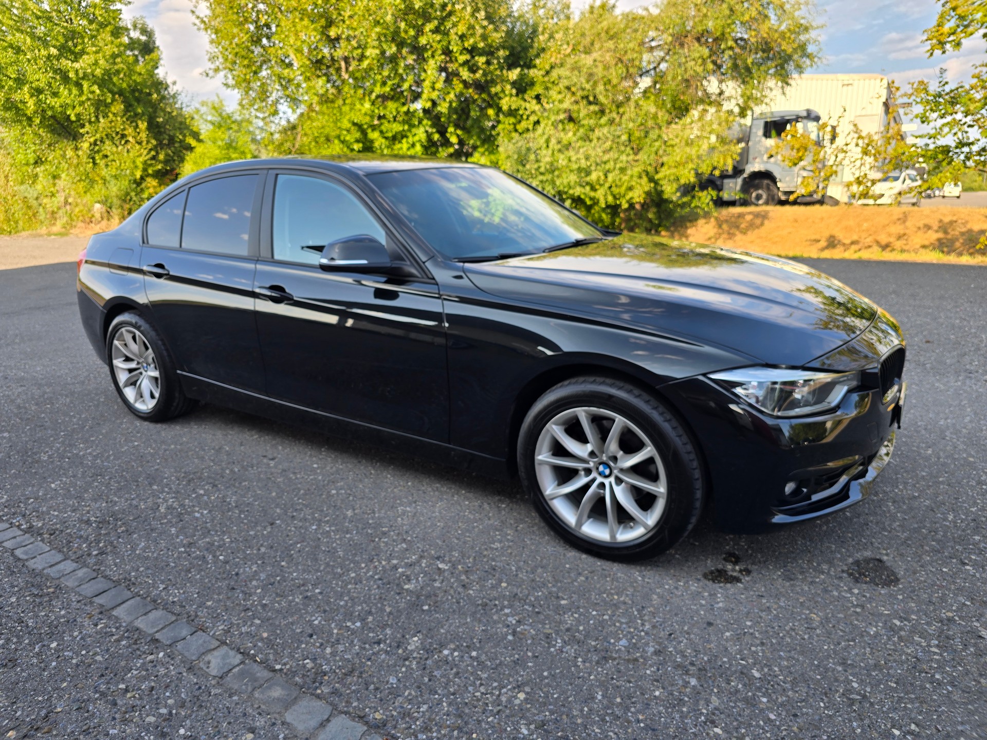 BMW 320i xDrive Luxury Line Steptronic-showroom-element-1