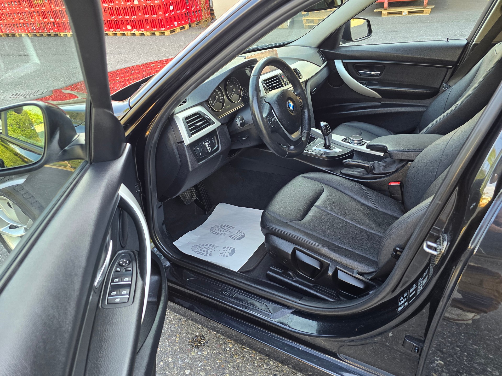 BMW 320i xDrive Luxury Line Steptronic-image-14