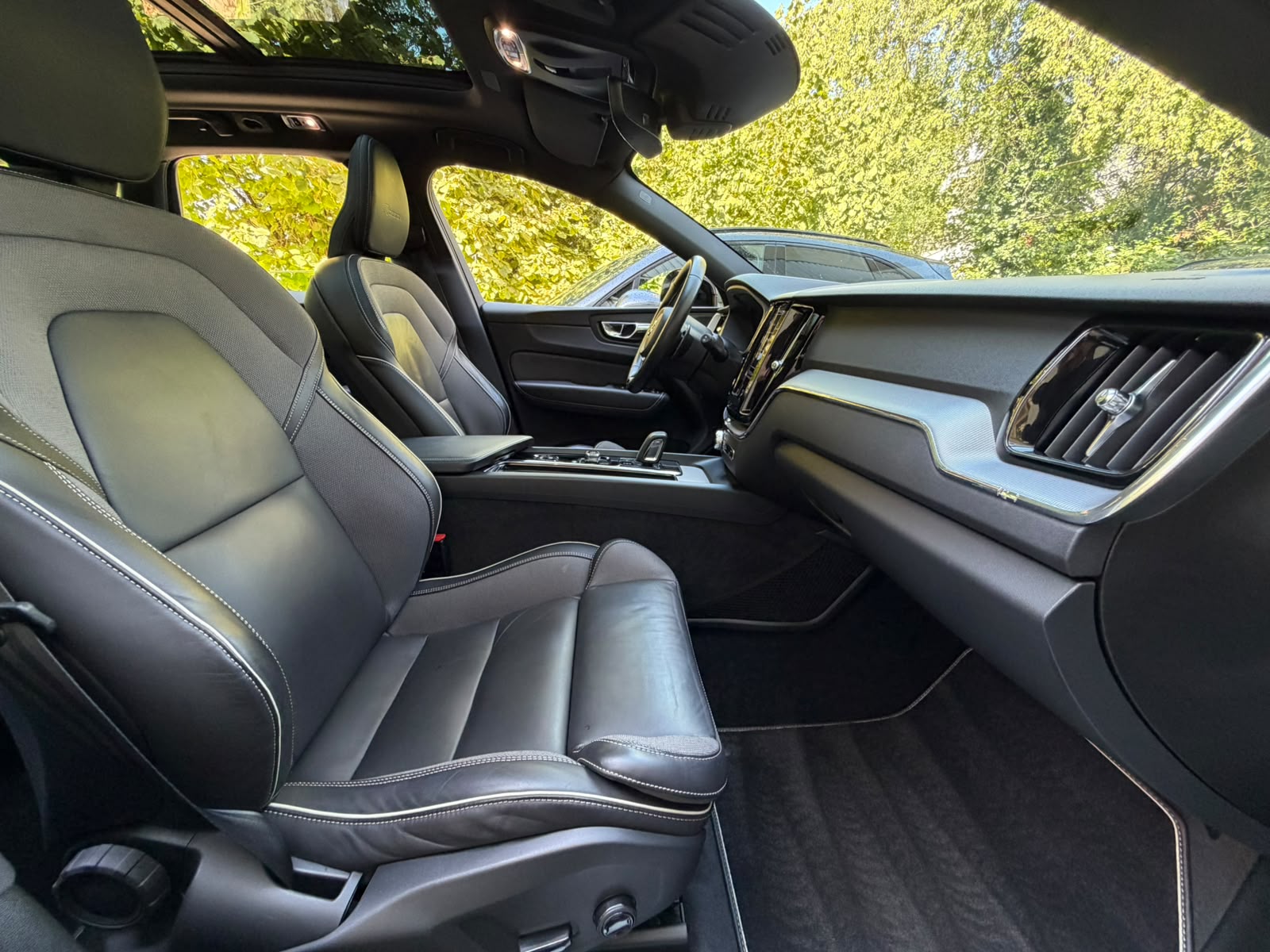 VOLVO XC60 B4 Diesel Mild Hybrid AWD R-Design Geartronic-image-19