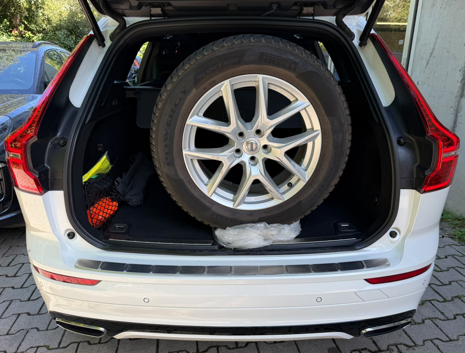 VOLVO XC60 B4 Diesel Mild Hybrid AWD R-Design Geartronic-image-14