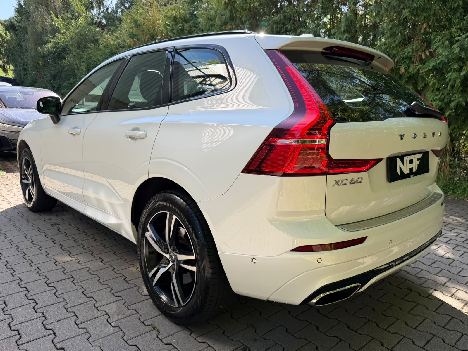 VOLVO XC60 B4 Diesel Mild Hybrid AWD R-Design Geartronic-showroom-element-2