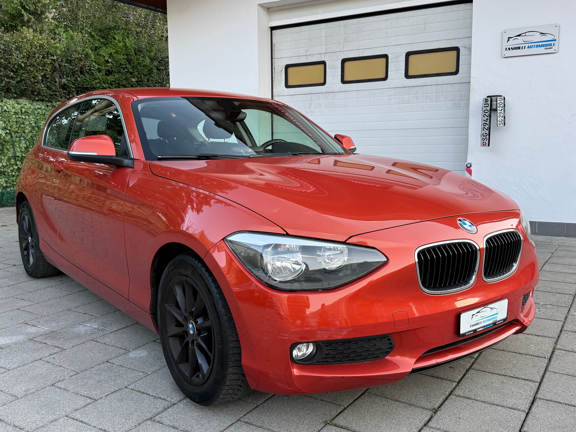 BMW 116i-showroom-element-1