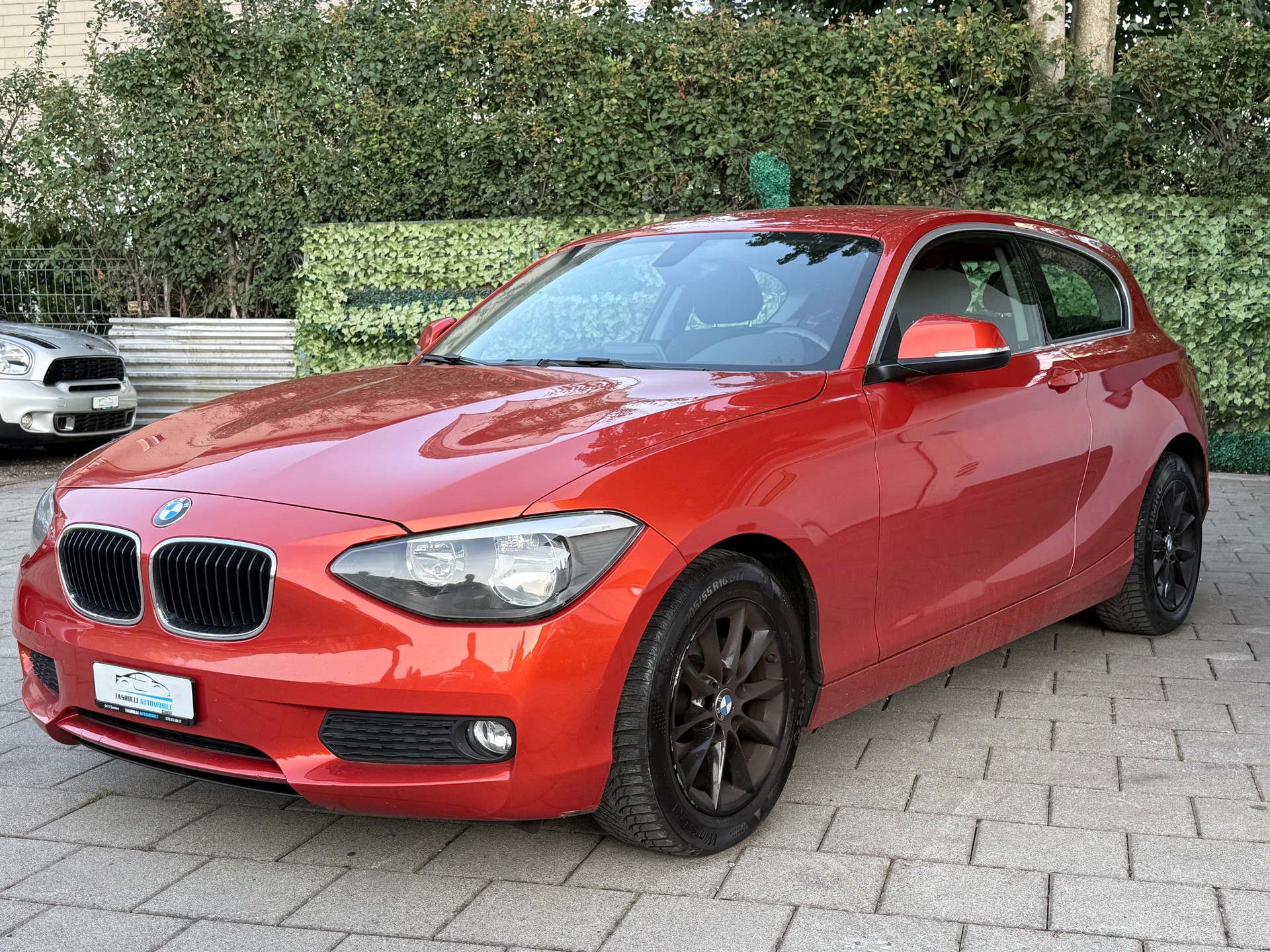BMW 116i-showroom-element-3