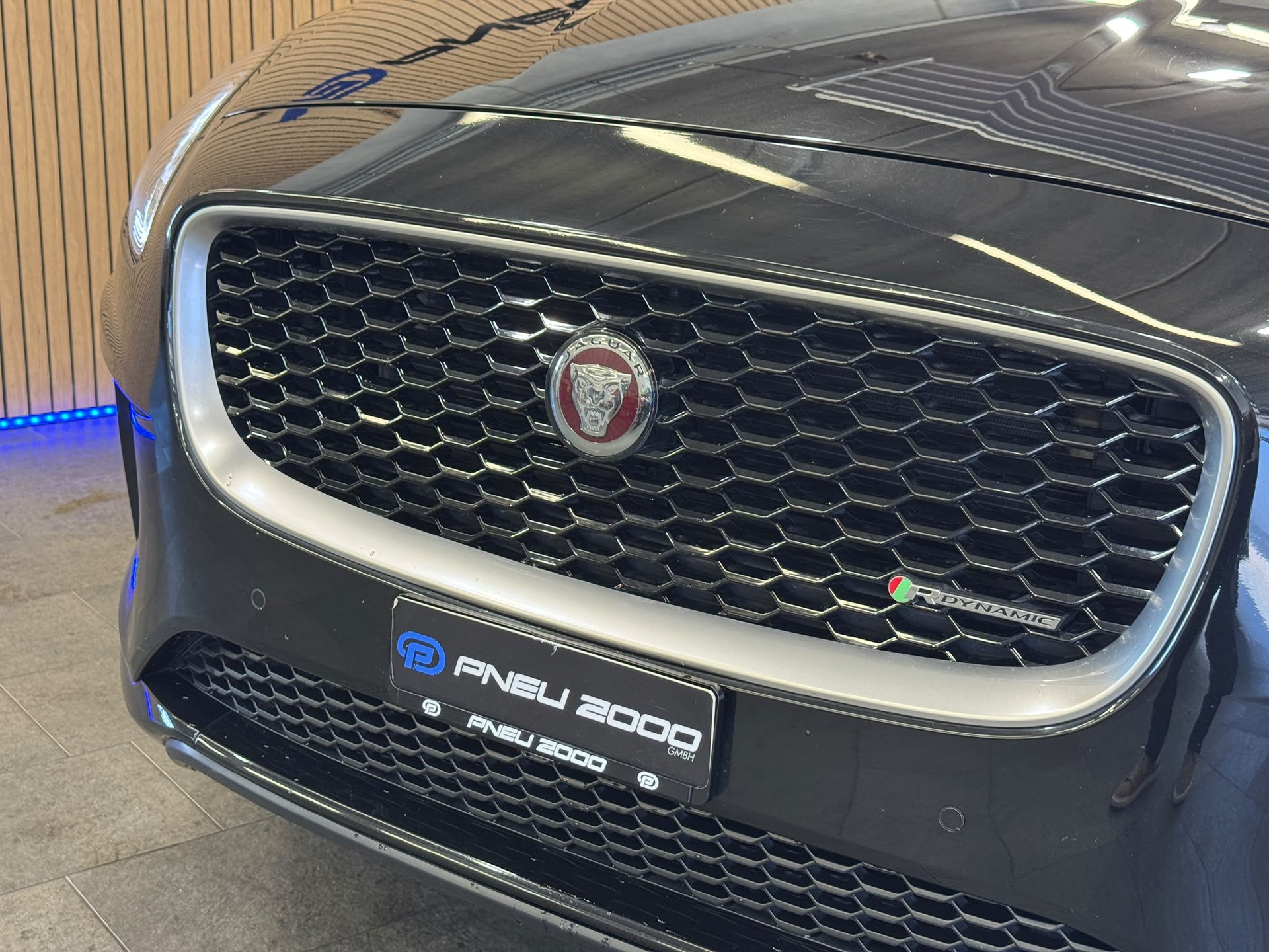 JAGUAR E-Pace 2.0d D240 R-Dynamic HSE AWD Automatik-showroom-element-3