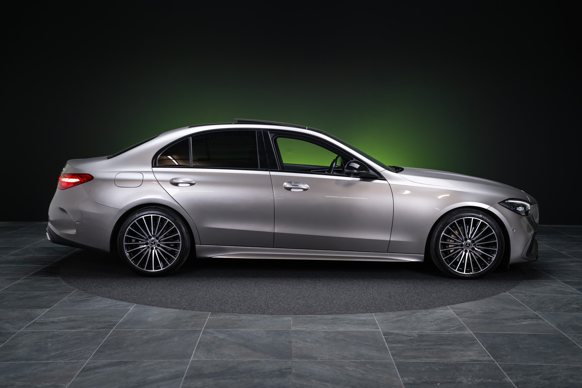 MERCEDES-BENZ C 200 AMG Line 4matic / CH-Fahrzeug / Panorama-Glasdach / 360°Kamera /-showroom-element-3