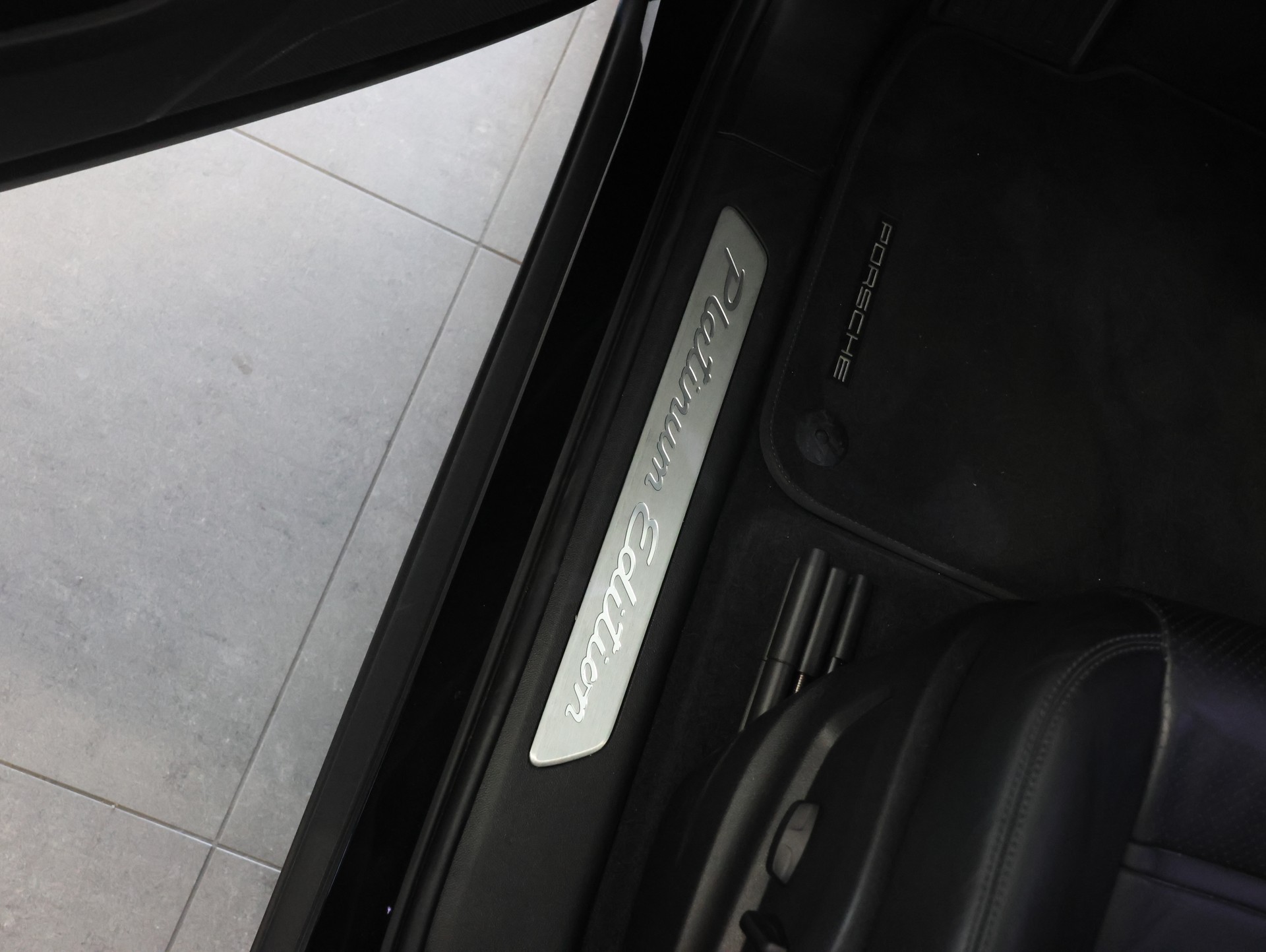 PORSCHE Cayenne Coupé Platinum Edition-image-9