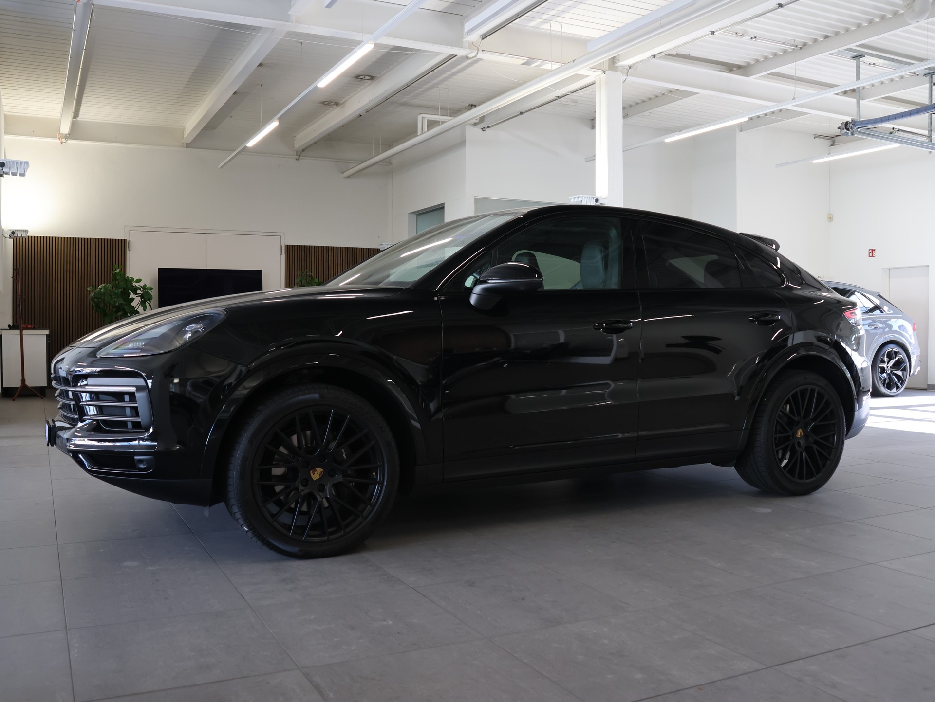PORSCHE Cayenne Coupé Platinum Edition-showroom-element-3