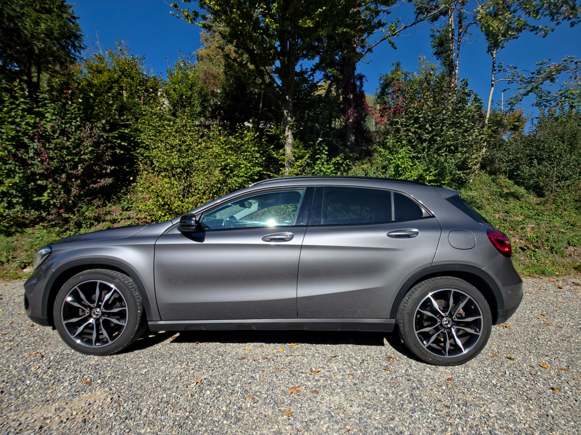 MERCEDES-BENZ GLA 200 Night Star 7G-DCT-showroom-element-1