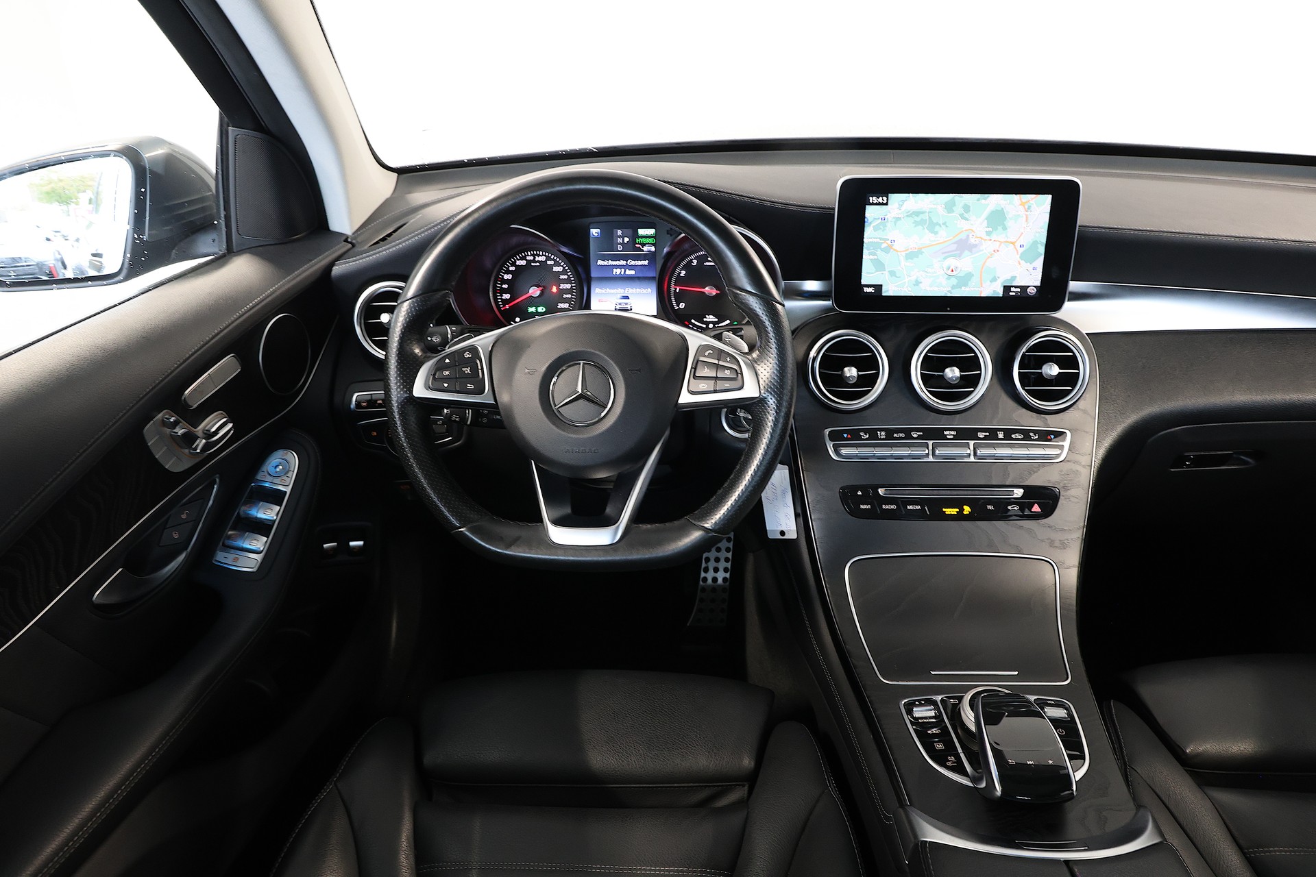MERCEDES-BENZ GLC 350 e AMG Line 4m-image-9