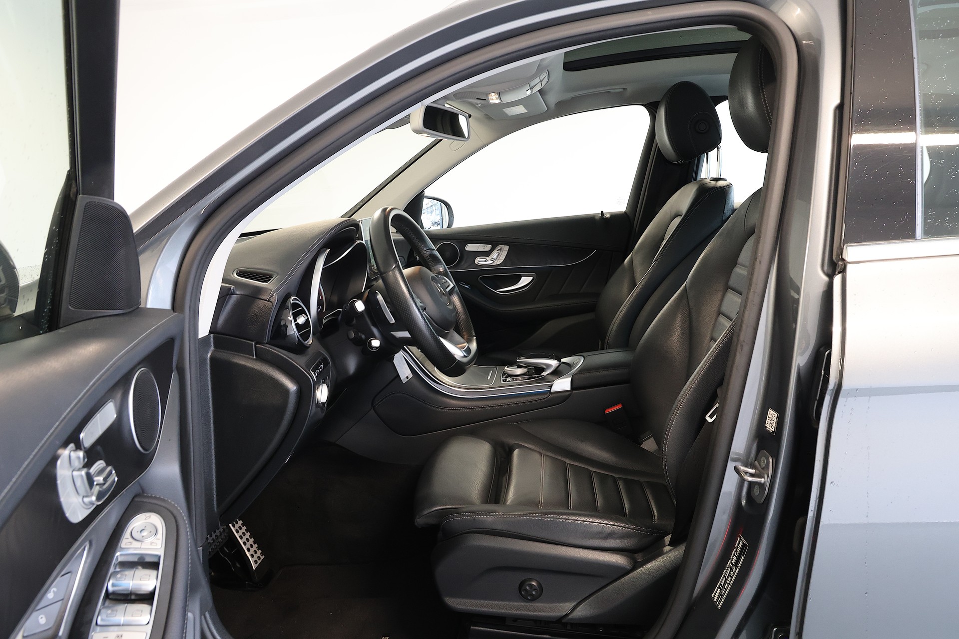 MERCEDES-BENZ GLC 350 e AMG Line 4m-image-5