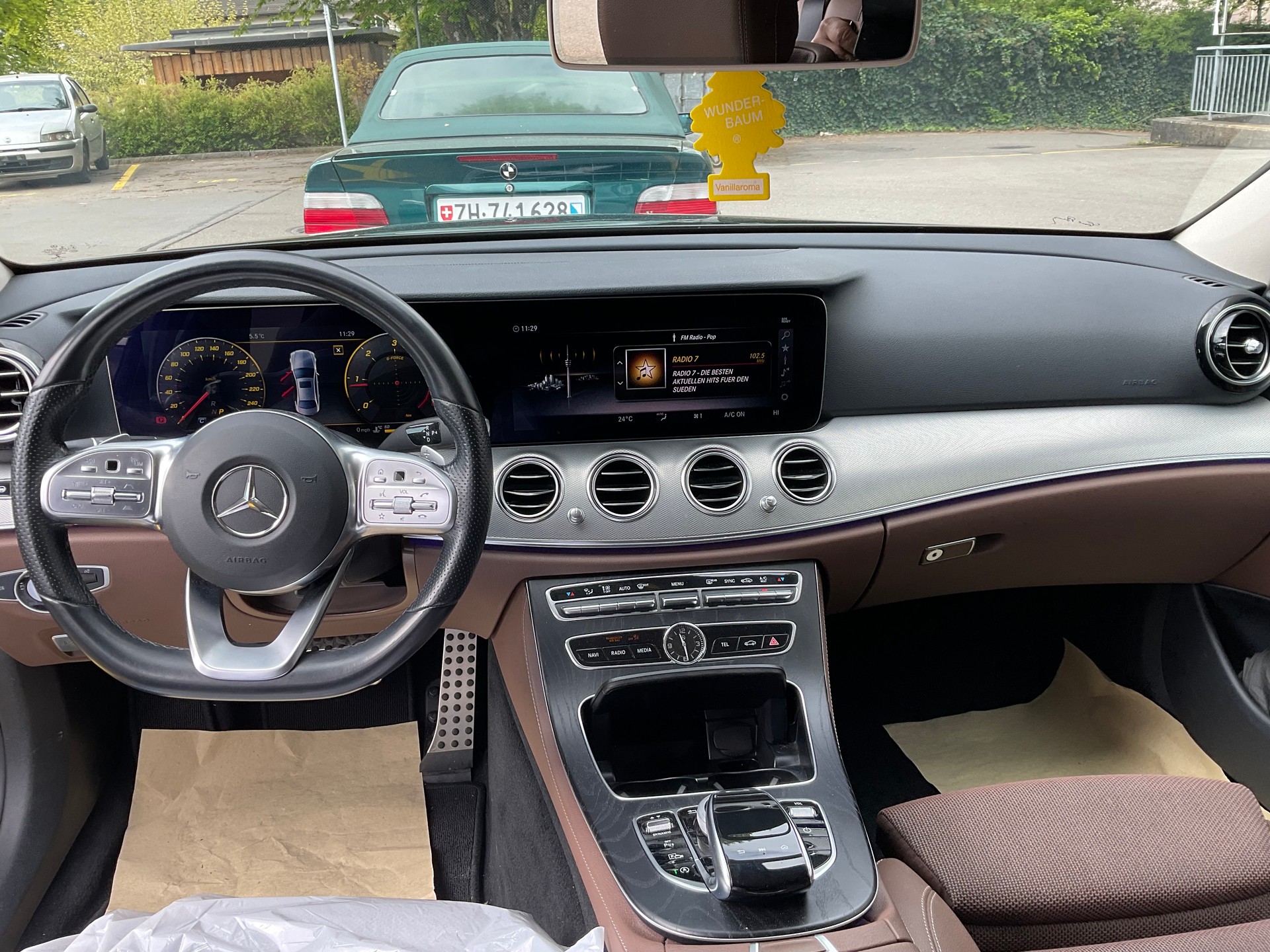 MERCEDES-BENZ E 220 d AMG Line 4Matic 9G-Tronic-image-5