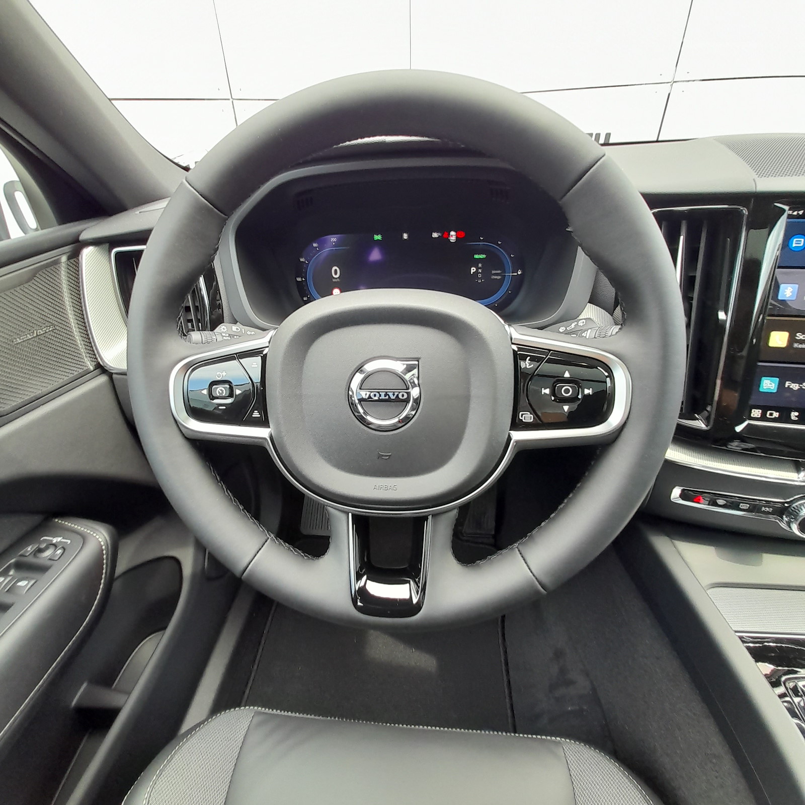 VOLVO XC60 2.0 T6 TE Plus Dark eAWD-image-15
