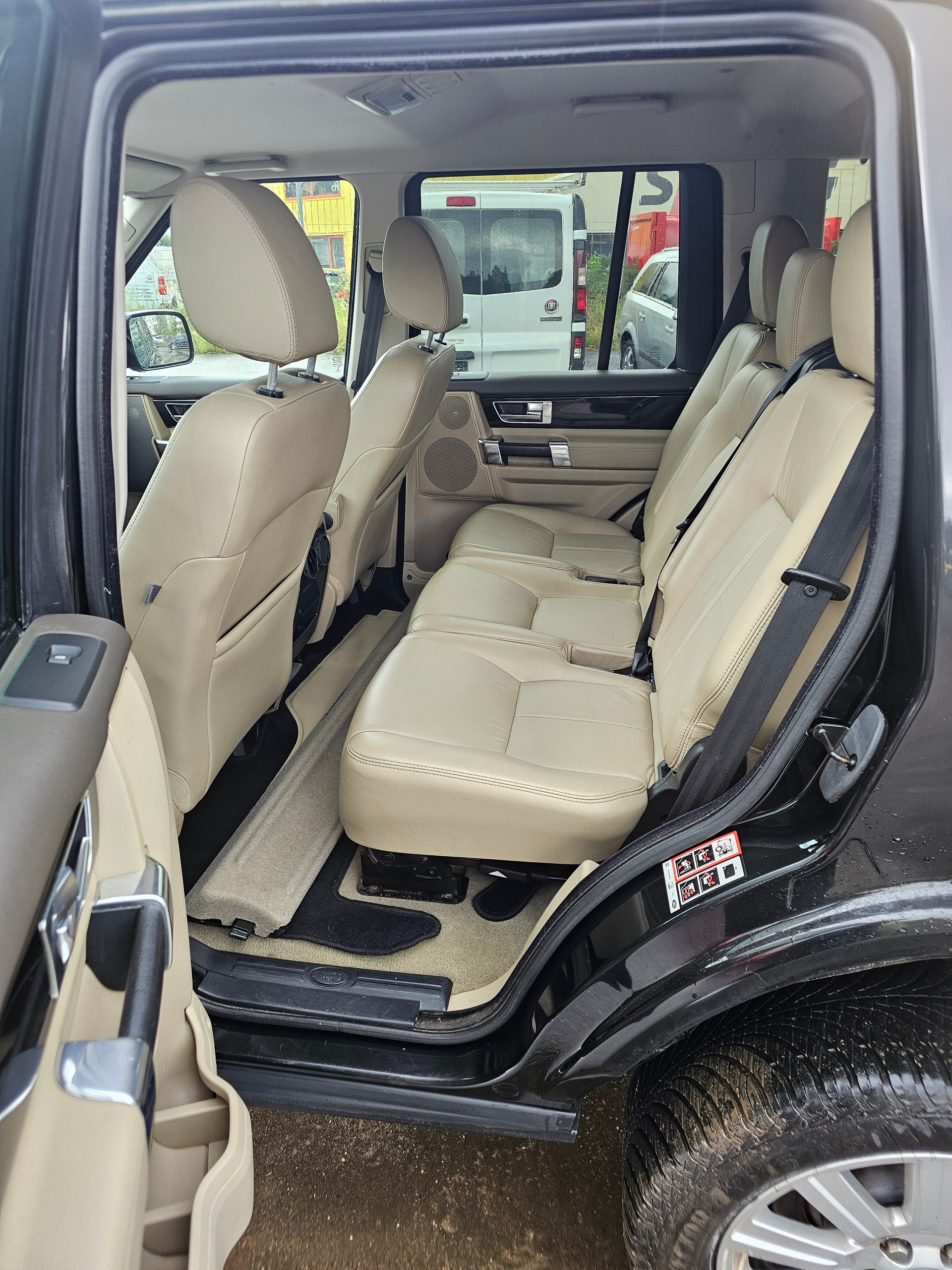 LAND ROVER Discovery 3.0 TDV6 S Automatic-image-6