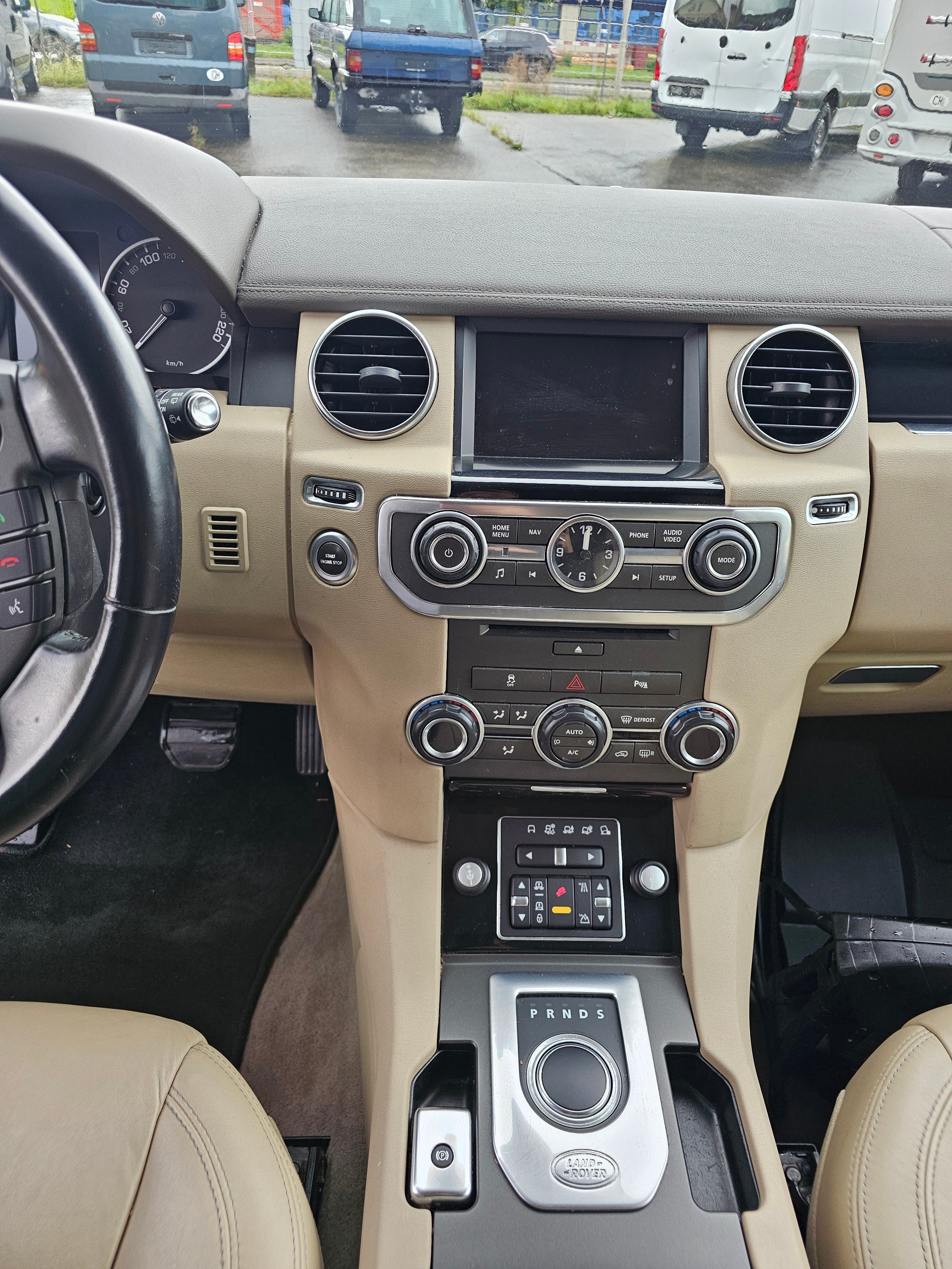 LAND ROVER Discovery 3.0 TDV6 S Automatic-image-10
