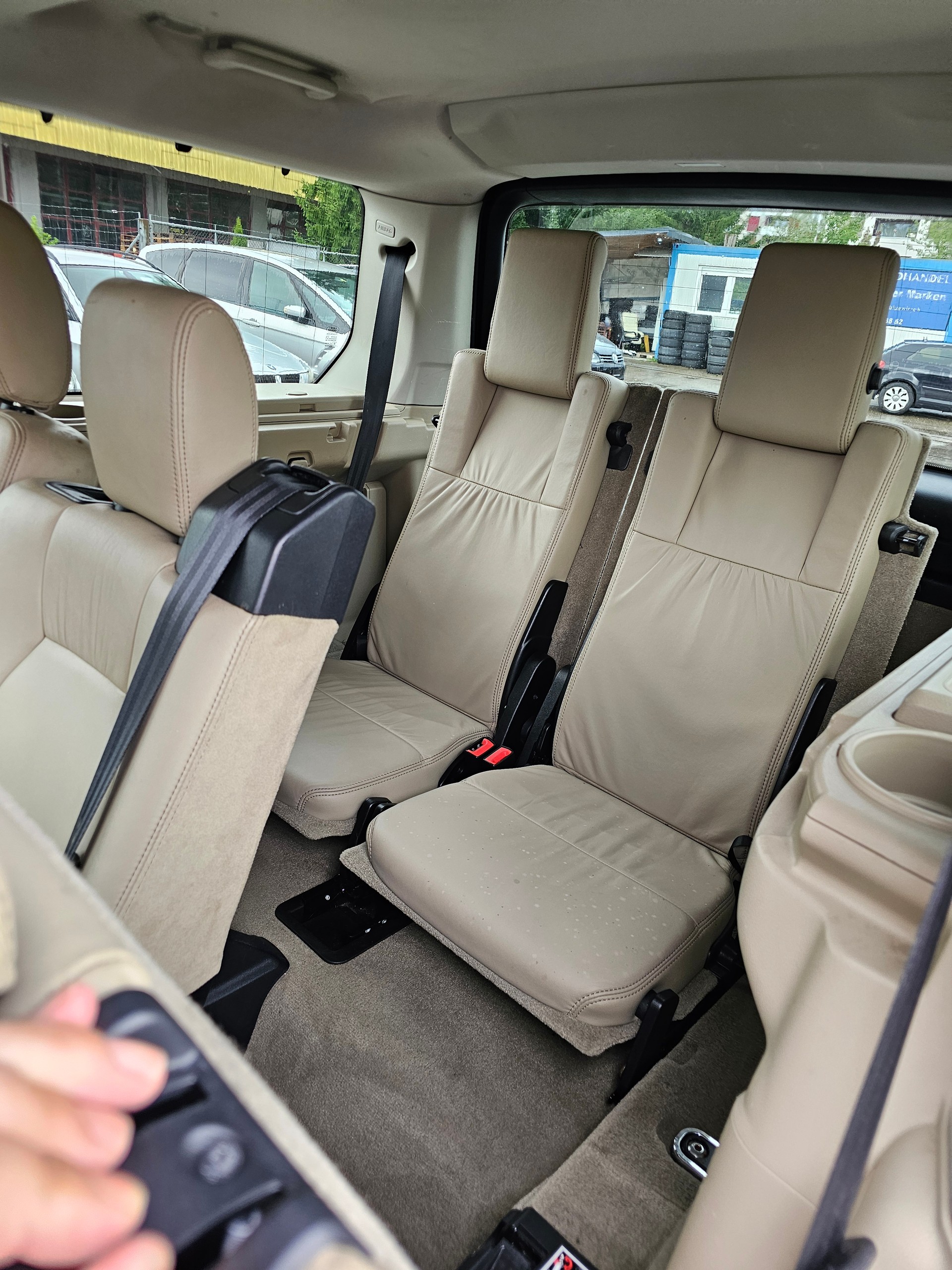 LAND ROVER Discovery 3.0 TDV6 S Automatic-image-7
