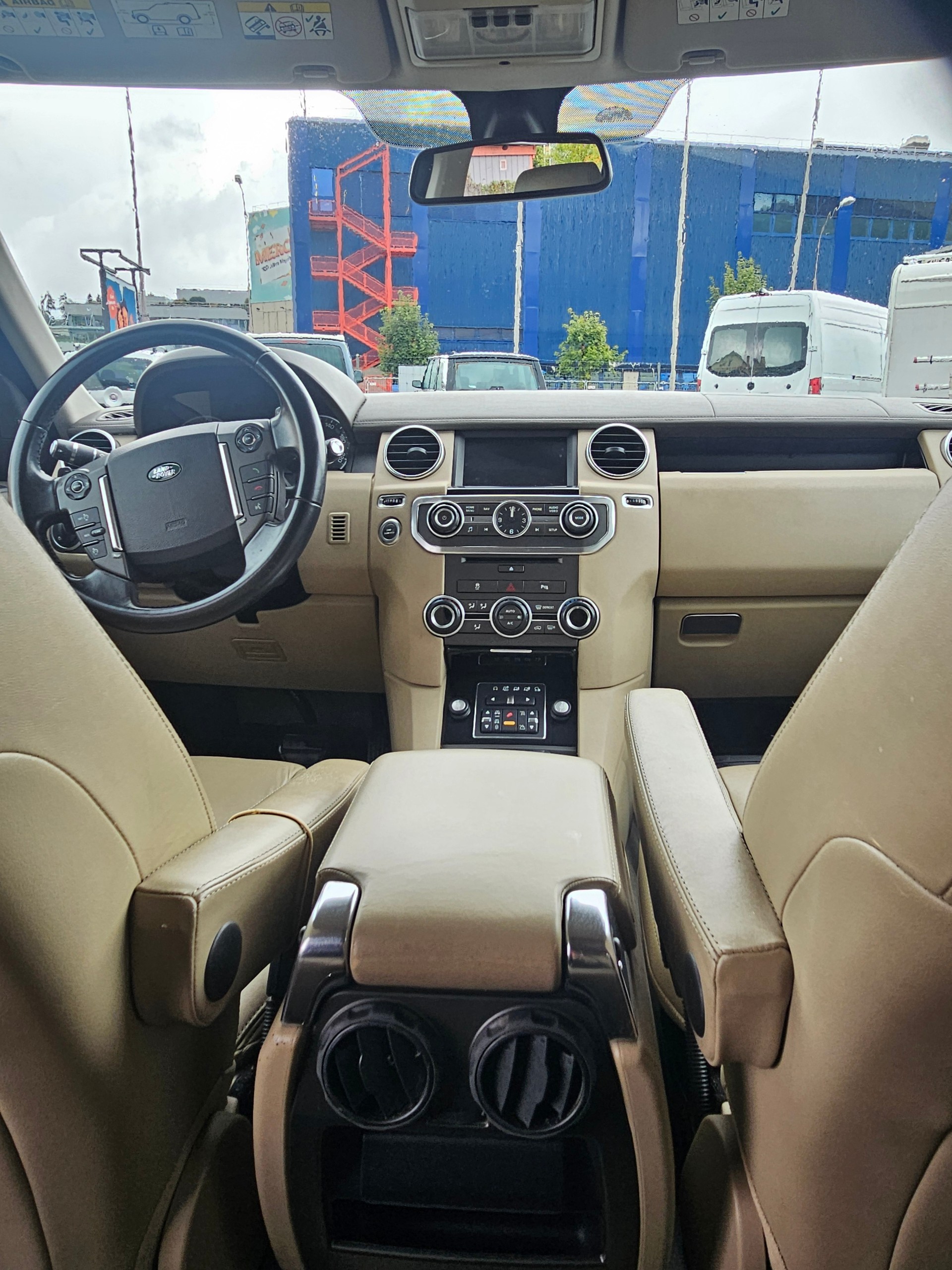 LAND ROVER Discovery 3.0 TDV6 S Automatic-image-8