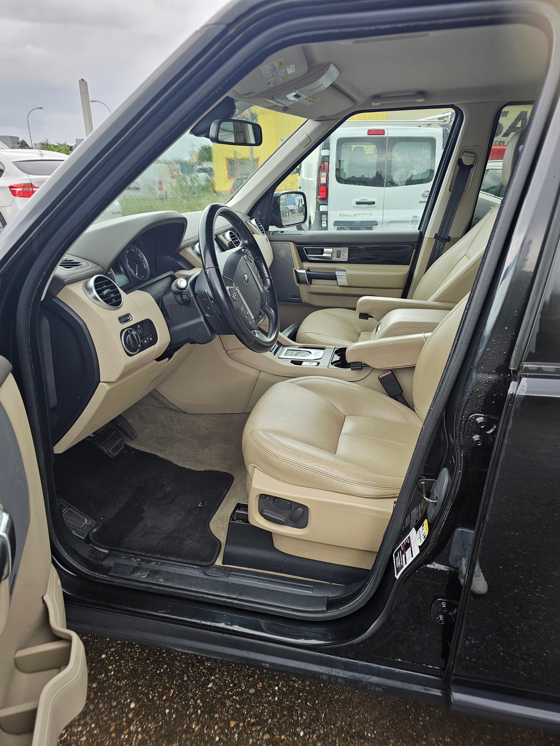 LAND ROVER Discovery 3.0 TDV6 S Automatic-image-9