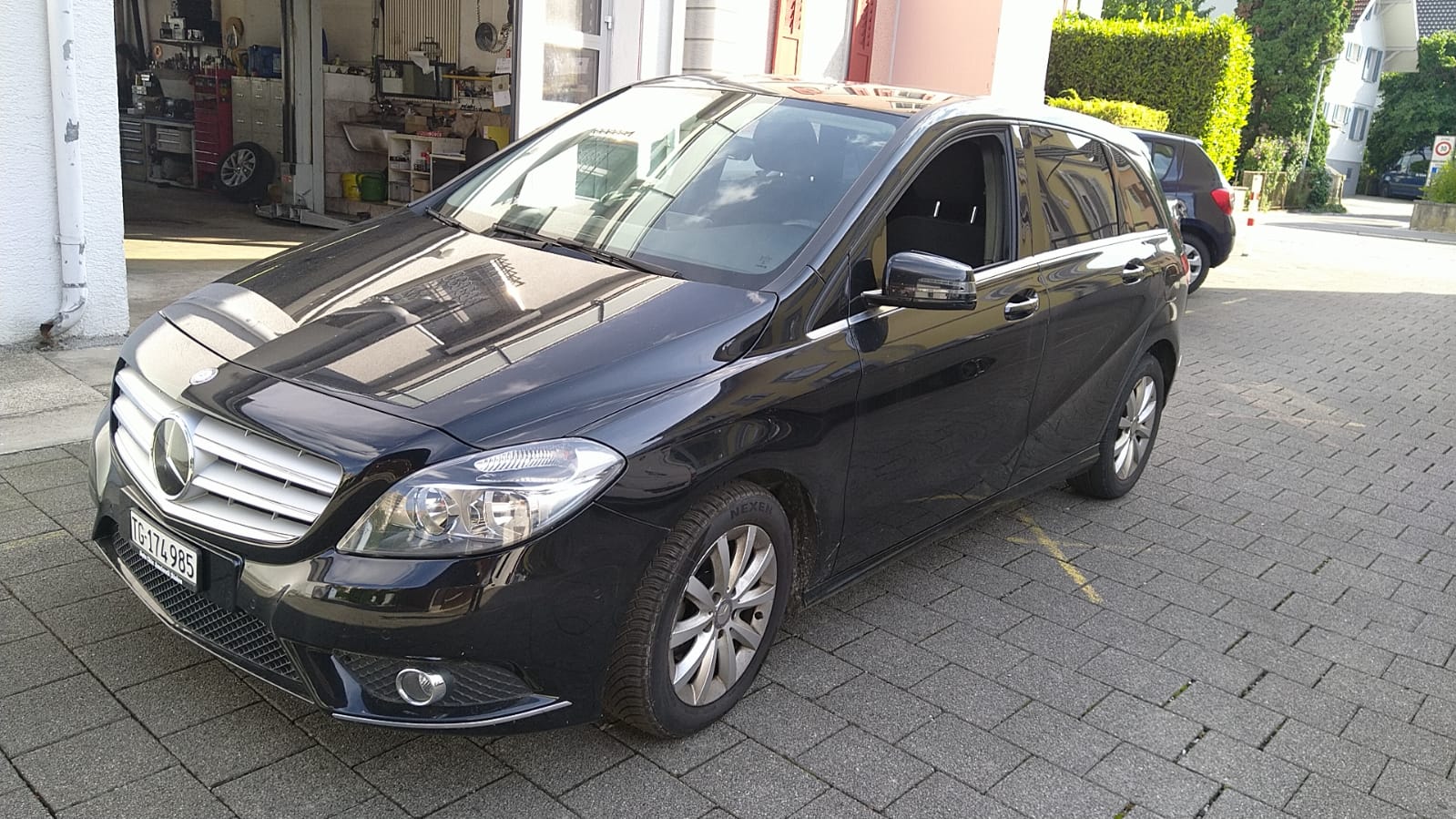 MERCEDES-BENZ B 180