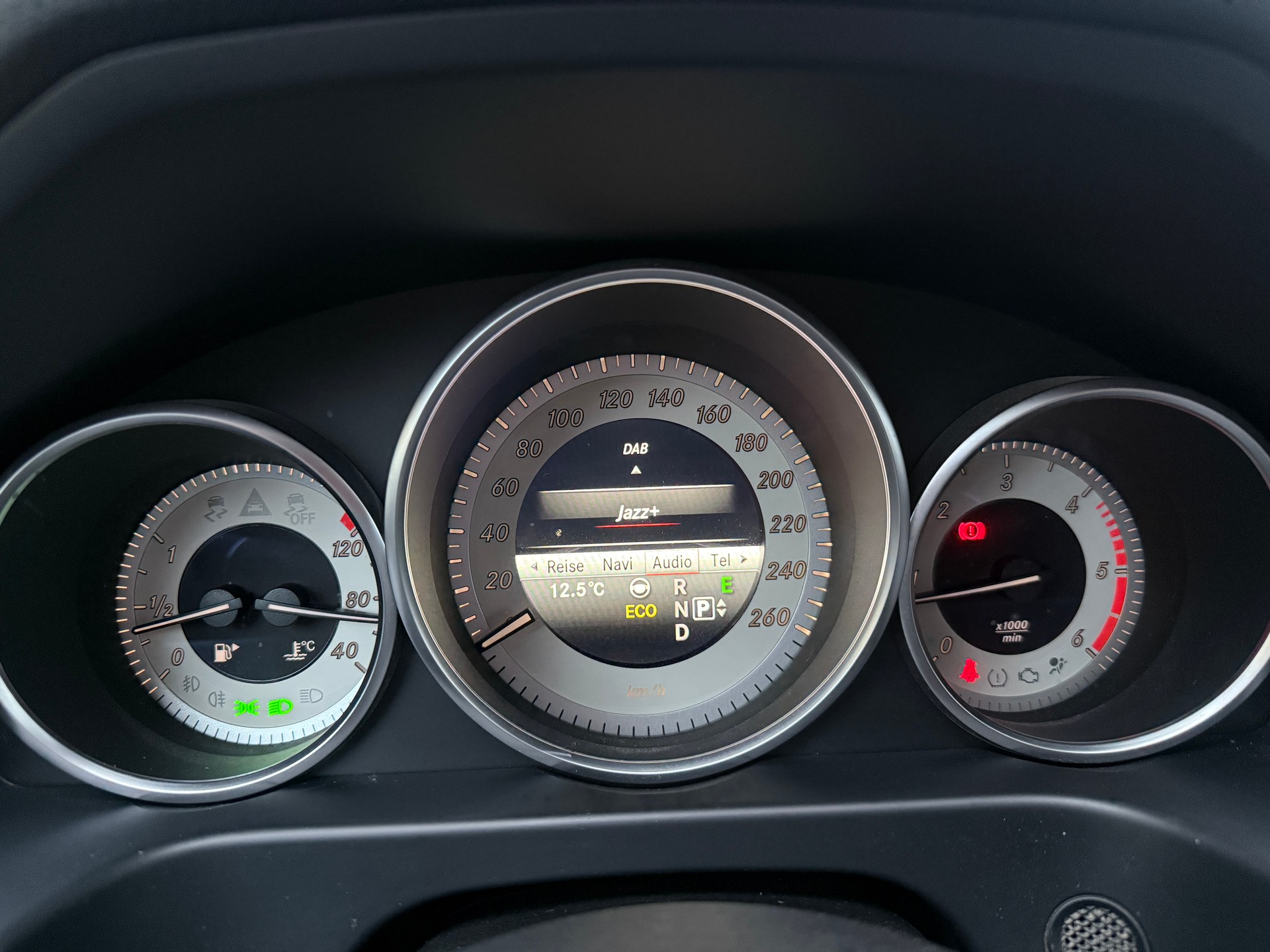MERCEDES-BENZ E 250 BlueTEC Avantgarde 4Matic 7G-Tronic-image-17
