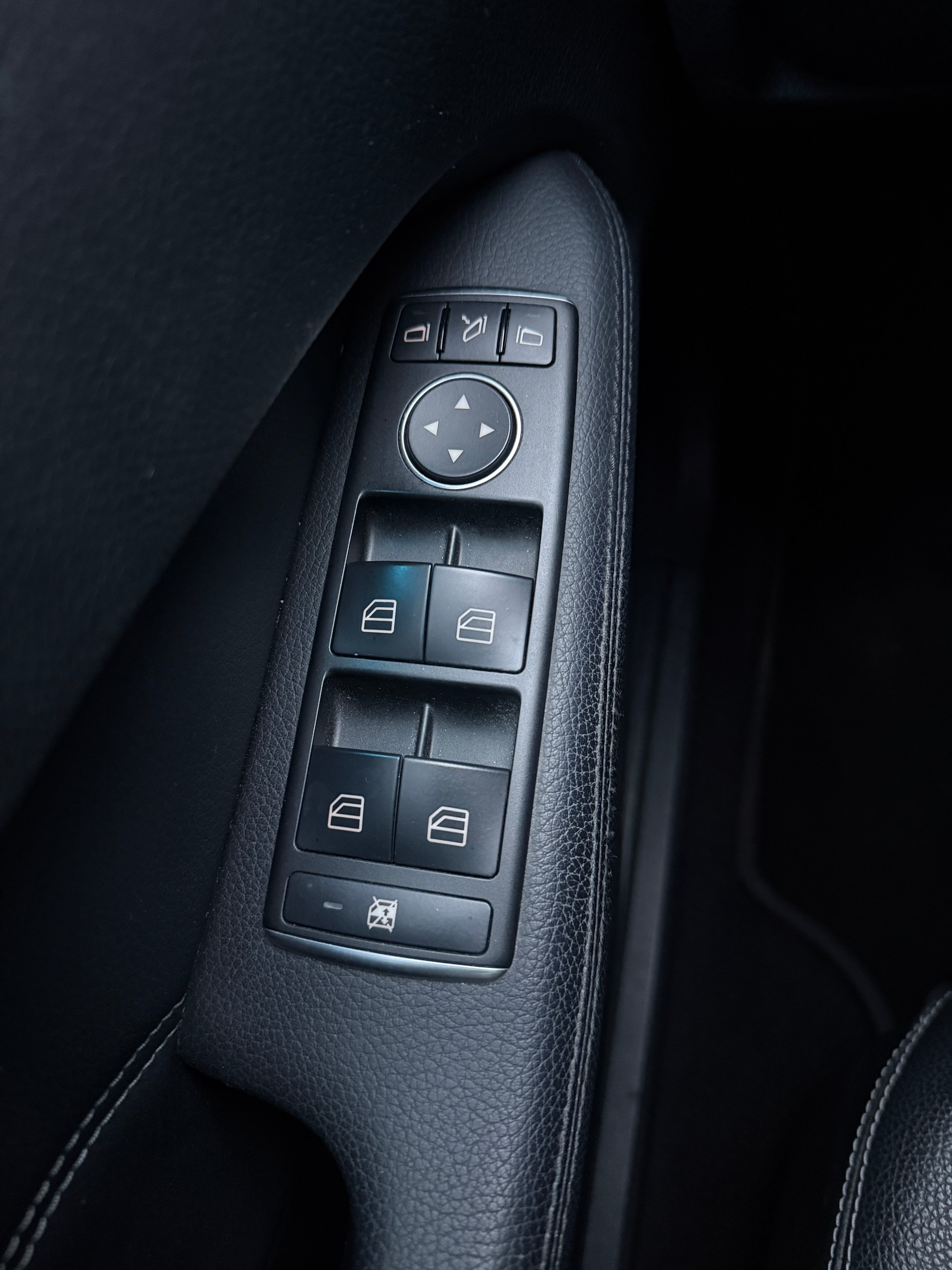 MERCEDES-BENZ E 250 BlueTEC Avantgarde 4Matic 7G-Tronic-image-24