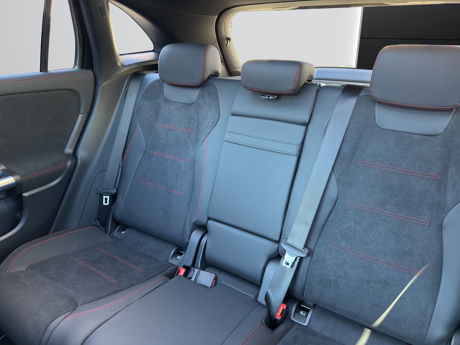 MERCEDES-BENZ GLA 200 7G-DCT-image-8