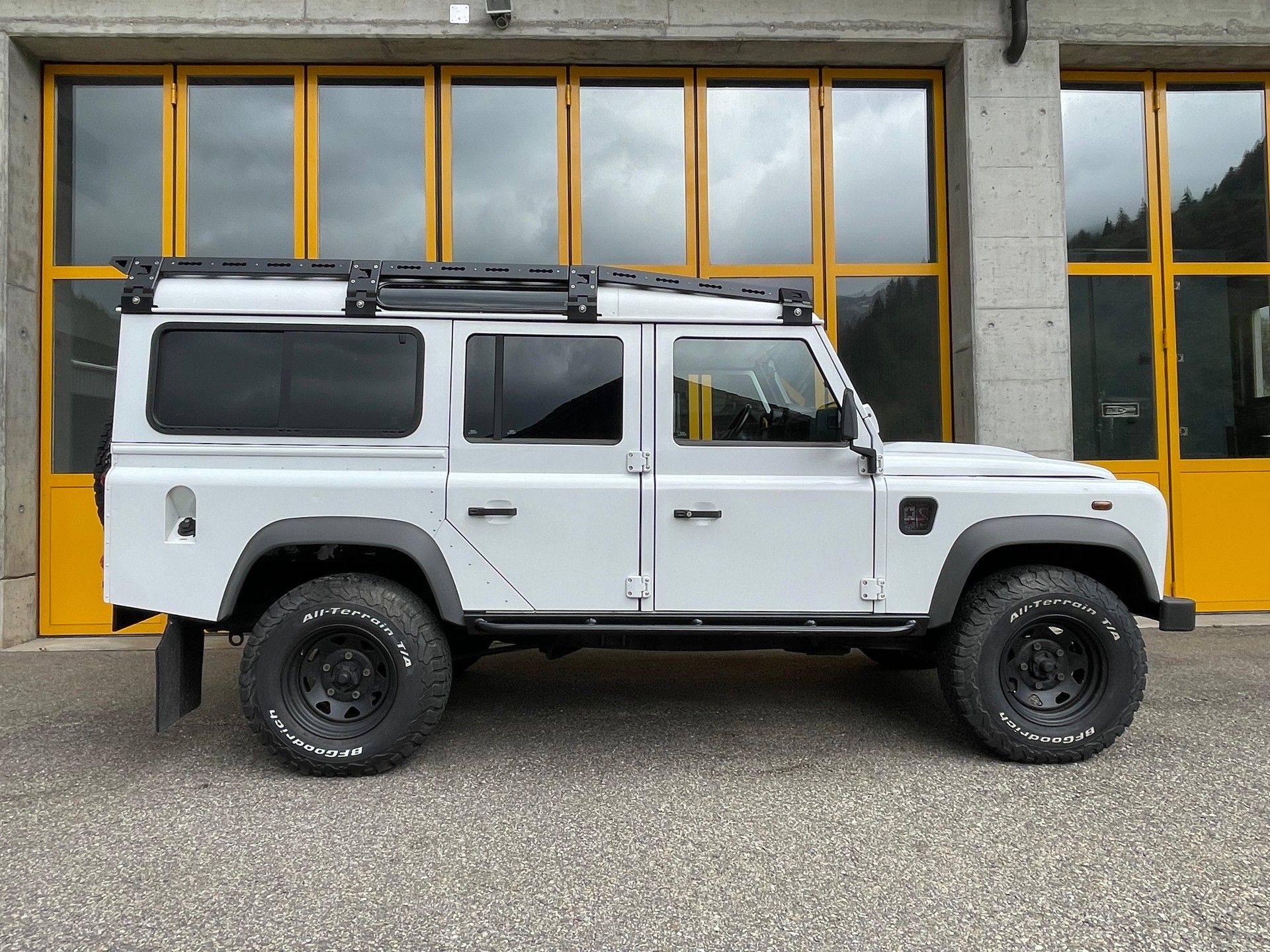 LAND ROVER Defender 110 2.2 TD4 Station Wagon-image-8