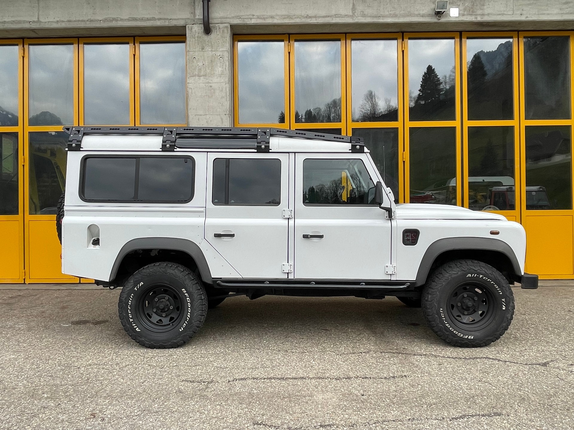 LAND ROVER Defender 110 2.2 TD4 Station Wagon-image-6