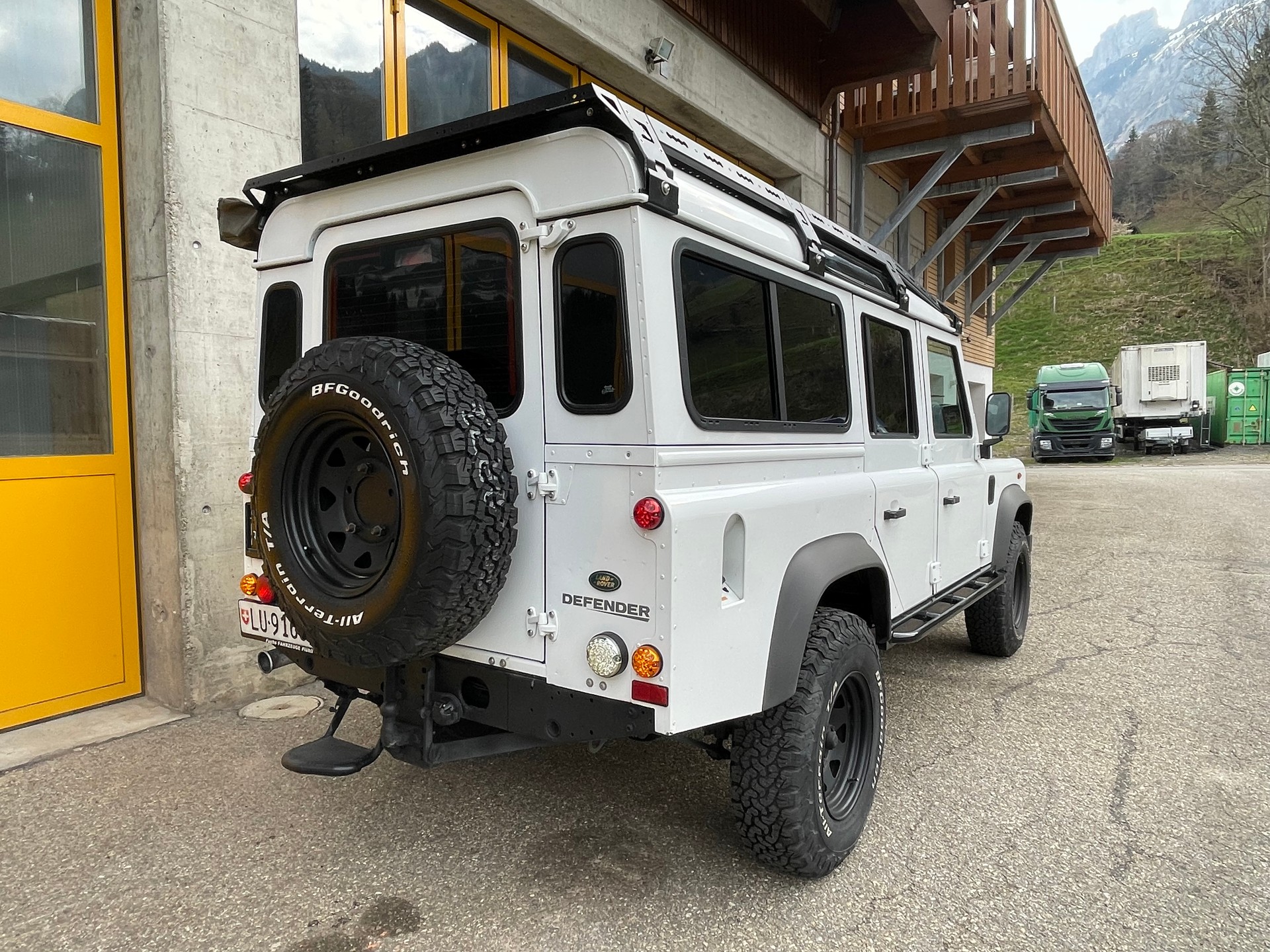 LAND ROVER Defender 110 2.2 TD4 Station Wagon-image-5