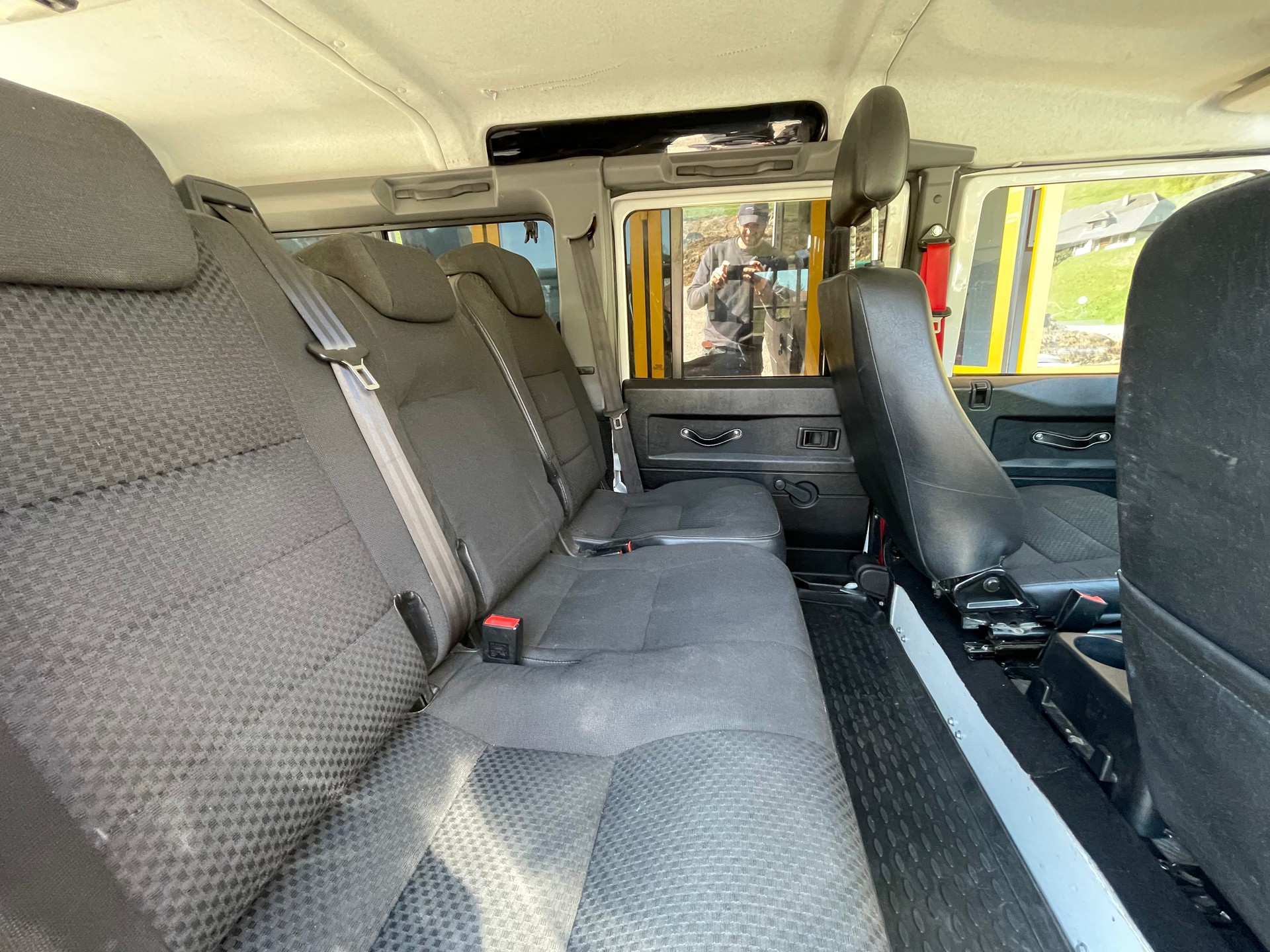 LAND ROVER Defender 110 2.2 TD4 Station Wagon-image-13