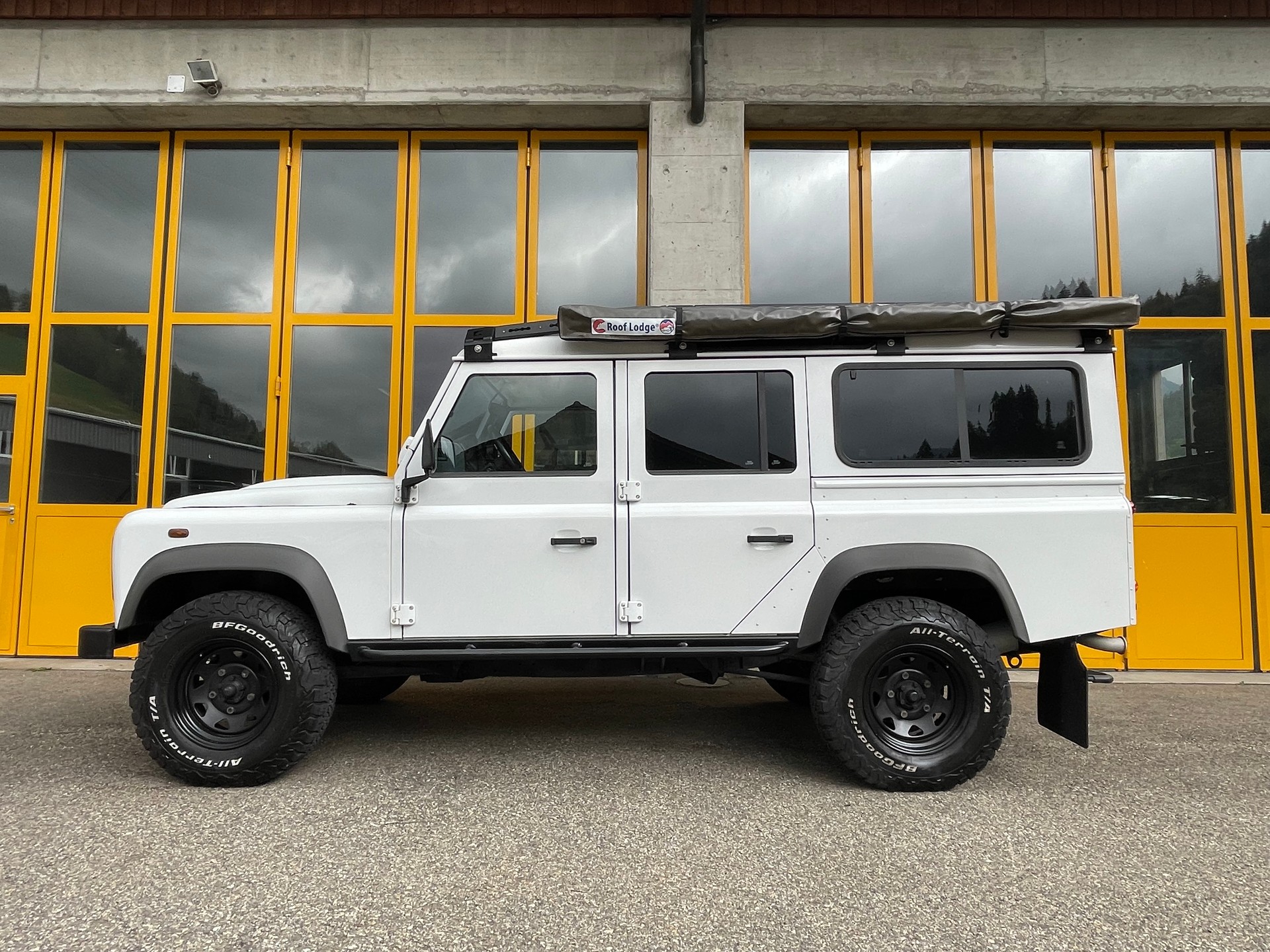LAND ROVER Defender 110 2.2 TD4 Station Wagon-image-2