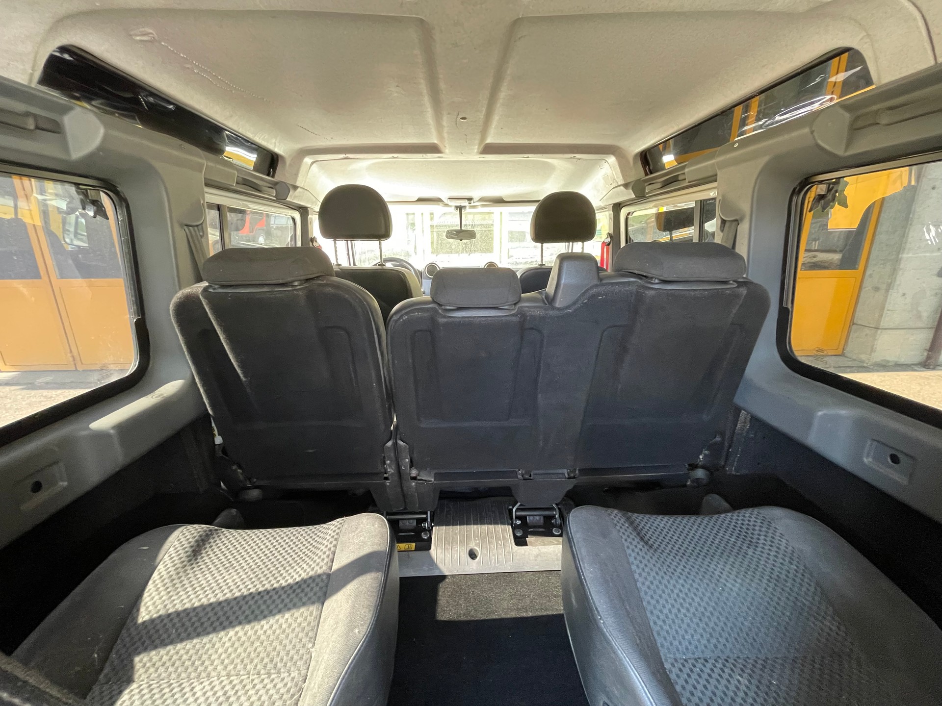 LAND ROVER Defender 110 2.2 TD4 Station Wagon-image-14