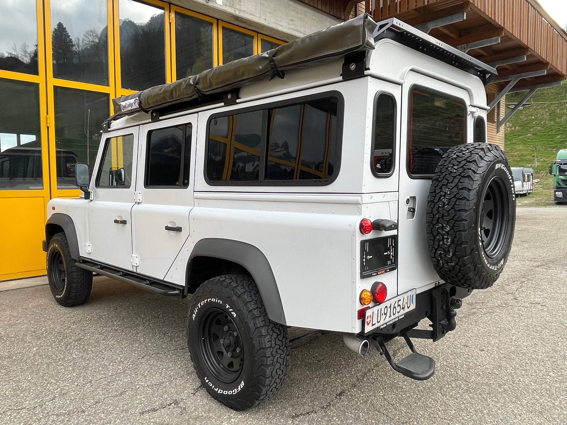 LAND ROVER Defender 110 2.2 TD4 Station Wagon-image-3