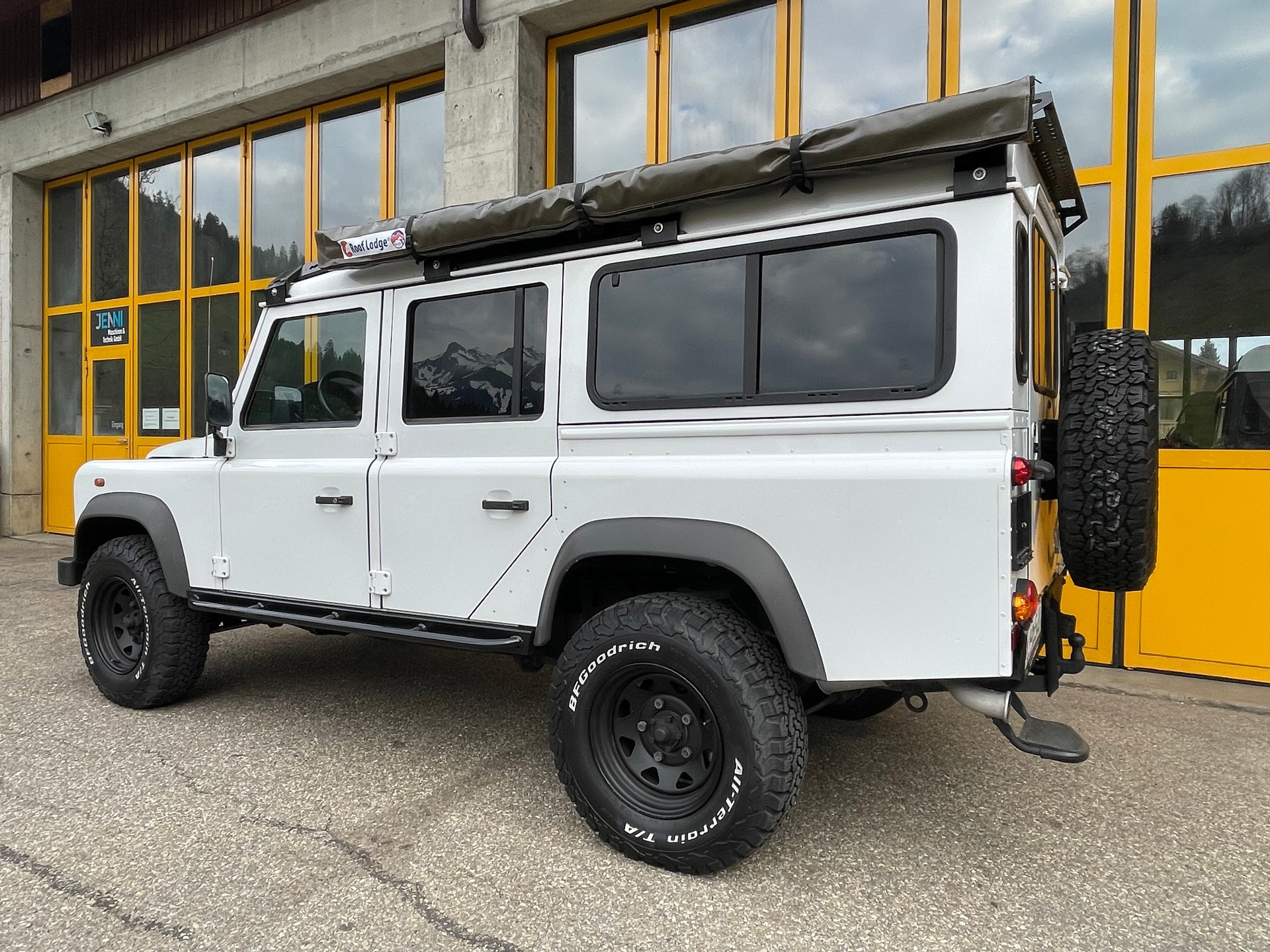 LAND ROVER Defender 110 2.2 TD4 Station Wagon-image-2