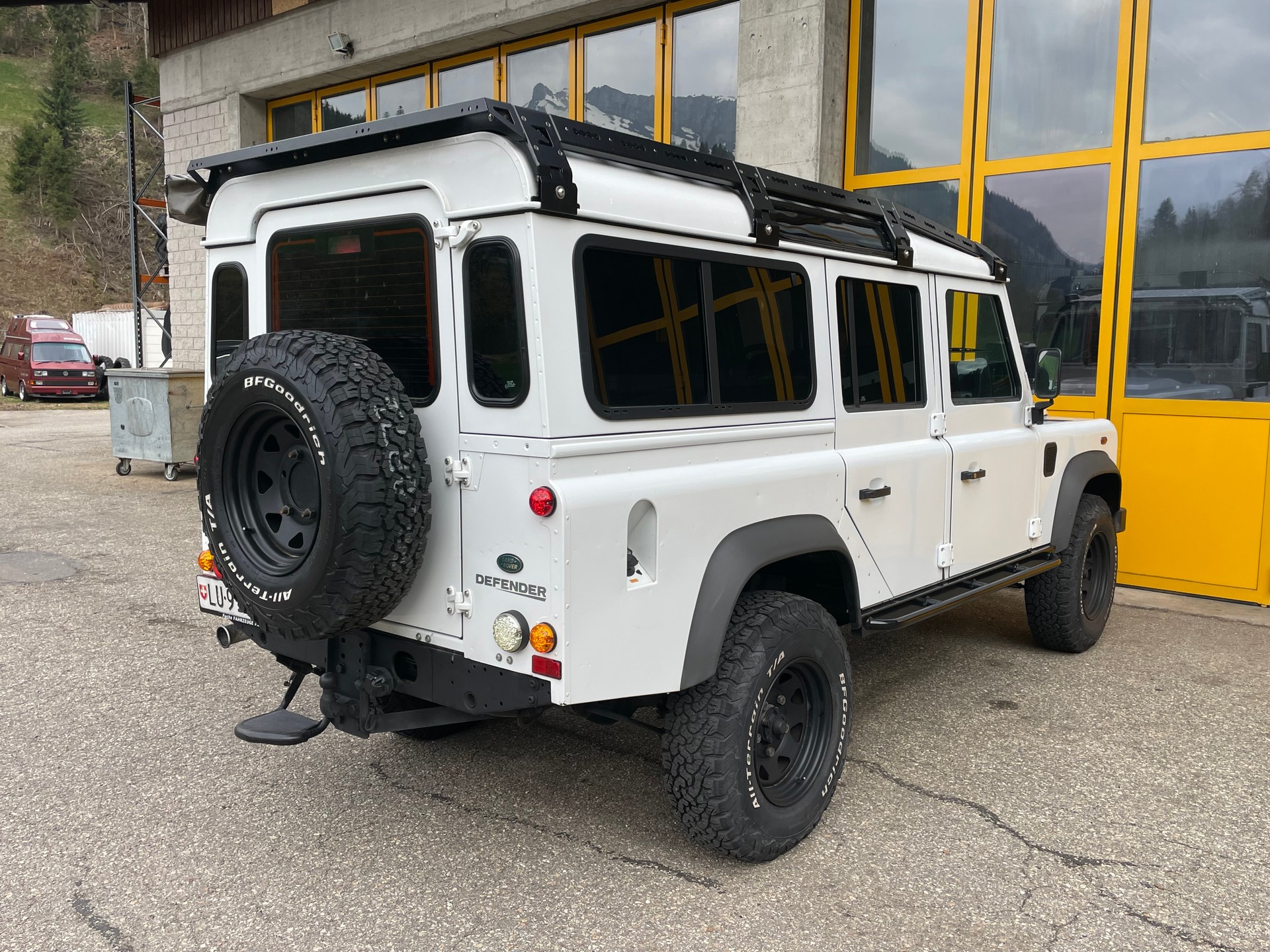 LAND ROVER Defender 110 2.2 TD4 Station Wagon-image-4