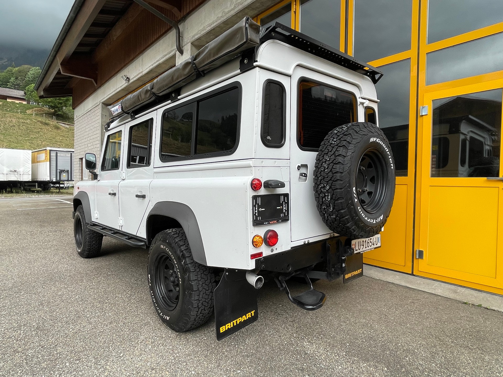 LAND ROVER Defender 110 2.2 TD4 Station Wagon-image-3