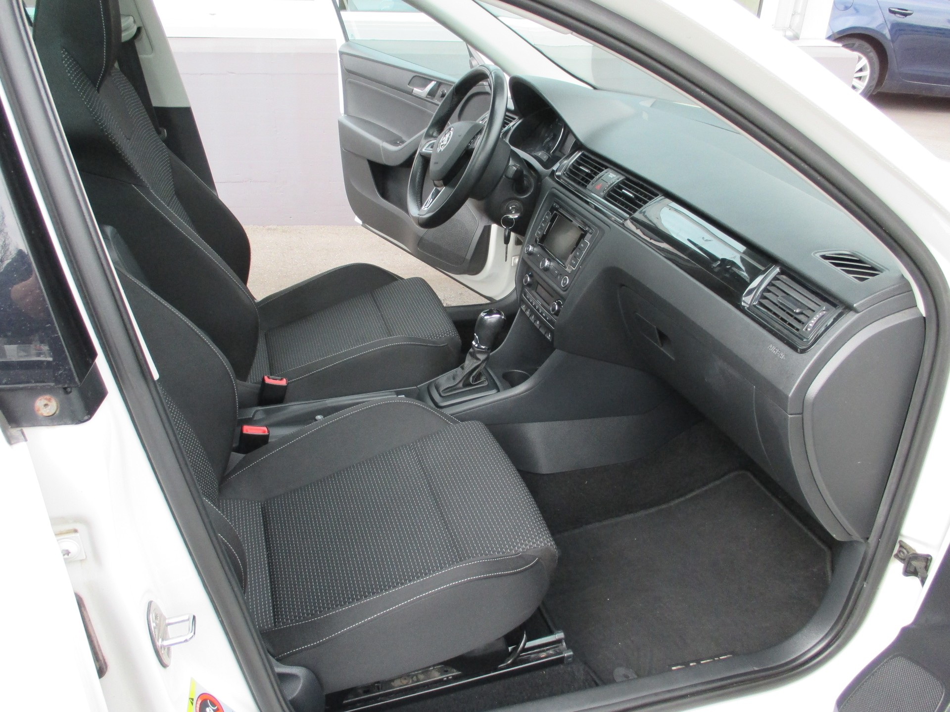 SKODA Rapid Spaceback 1.4 TSI Elegance DSG-image-11