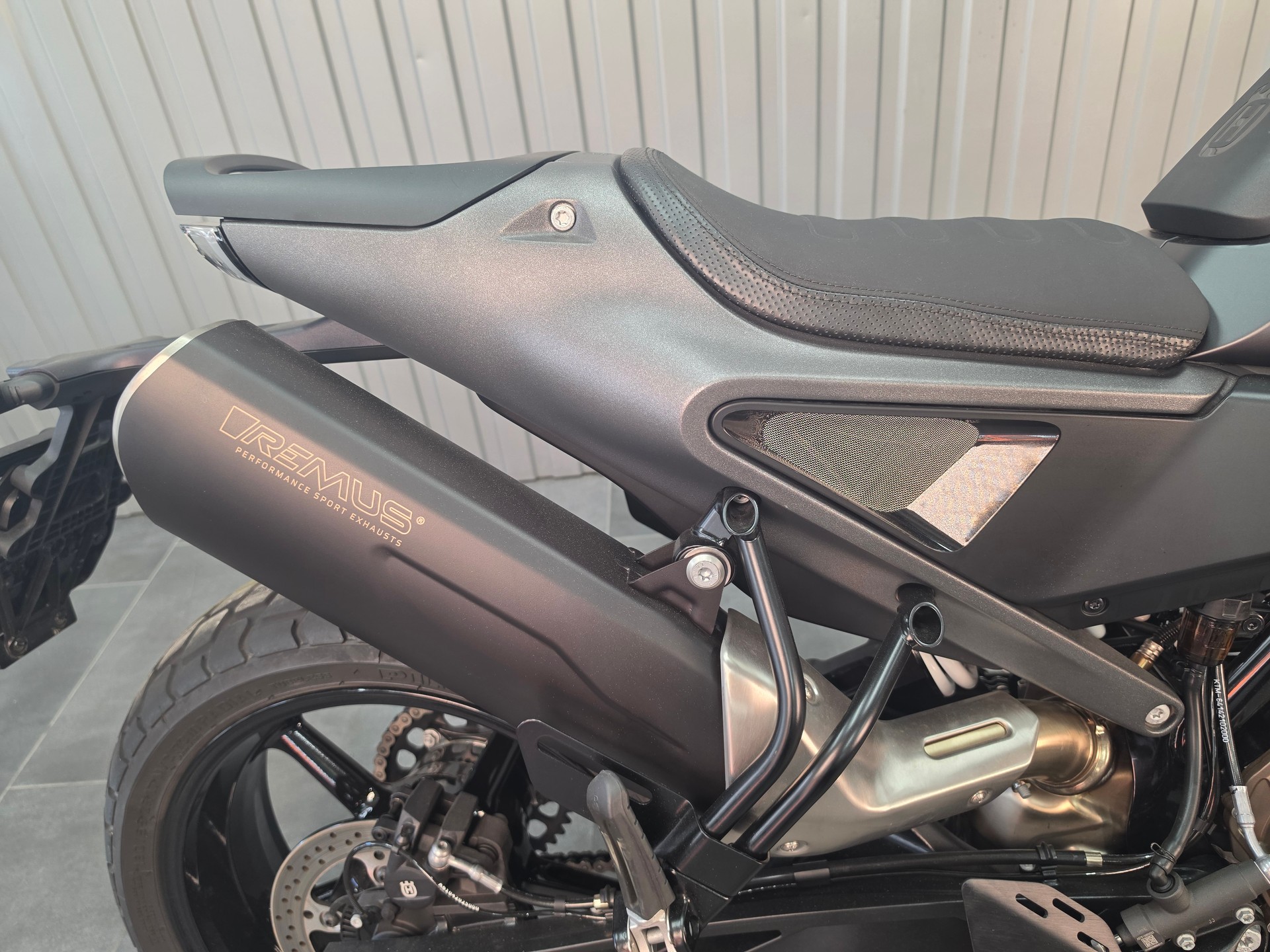 HUSQVARNA Svartpilen 801-image-2