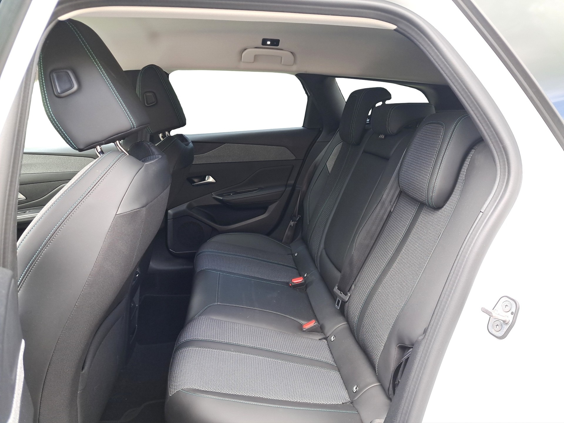 PEUGEOT 308 SW 1.5 BlueHDI Allure Pack EAT8 *Anhängerkupplung*-image-7