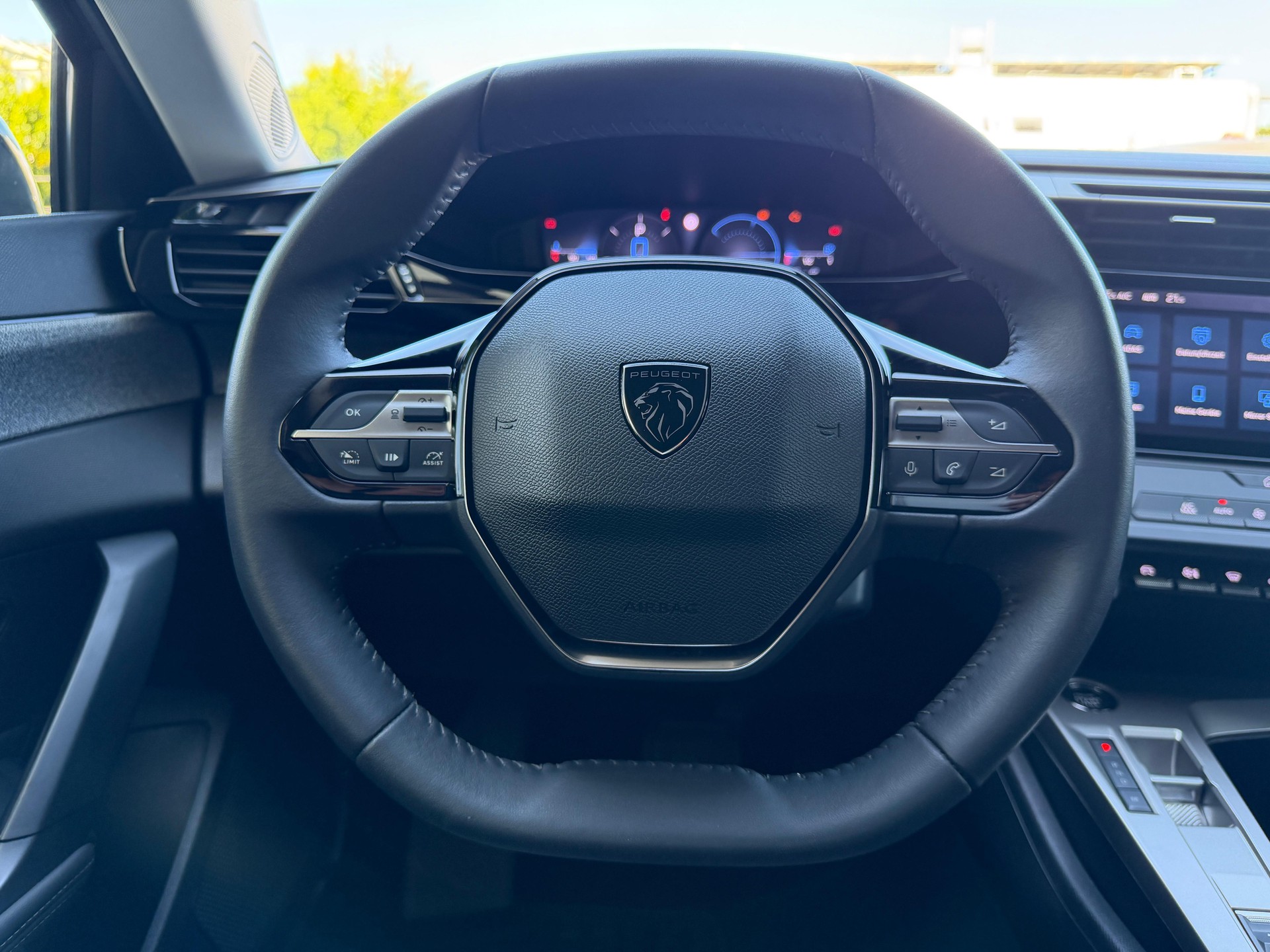 PEUGEOT 408 1.2 HEV 145 Allure-image-17