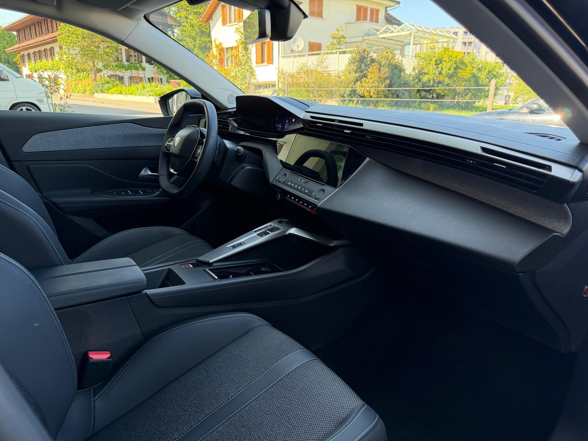 PEUGEOT 408 1.2 HEV 145 Allure-image-14