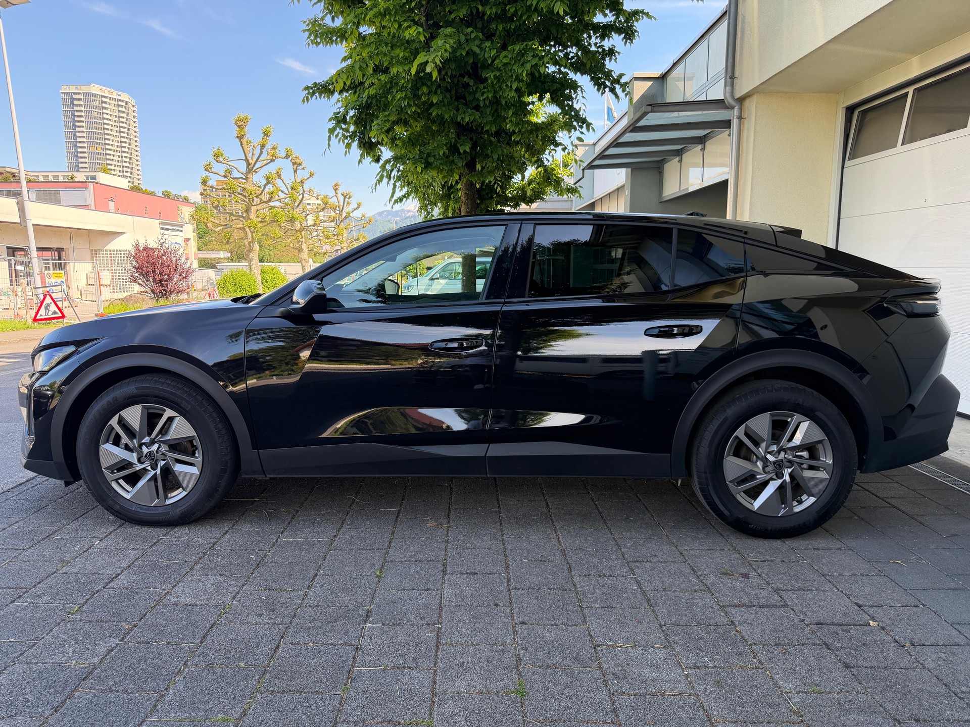 PEUGEOT 408 1.2 HEV 145 Allure-image-10