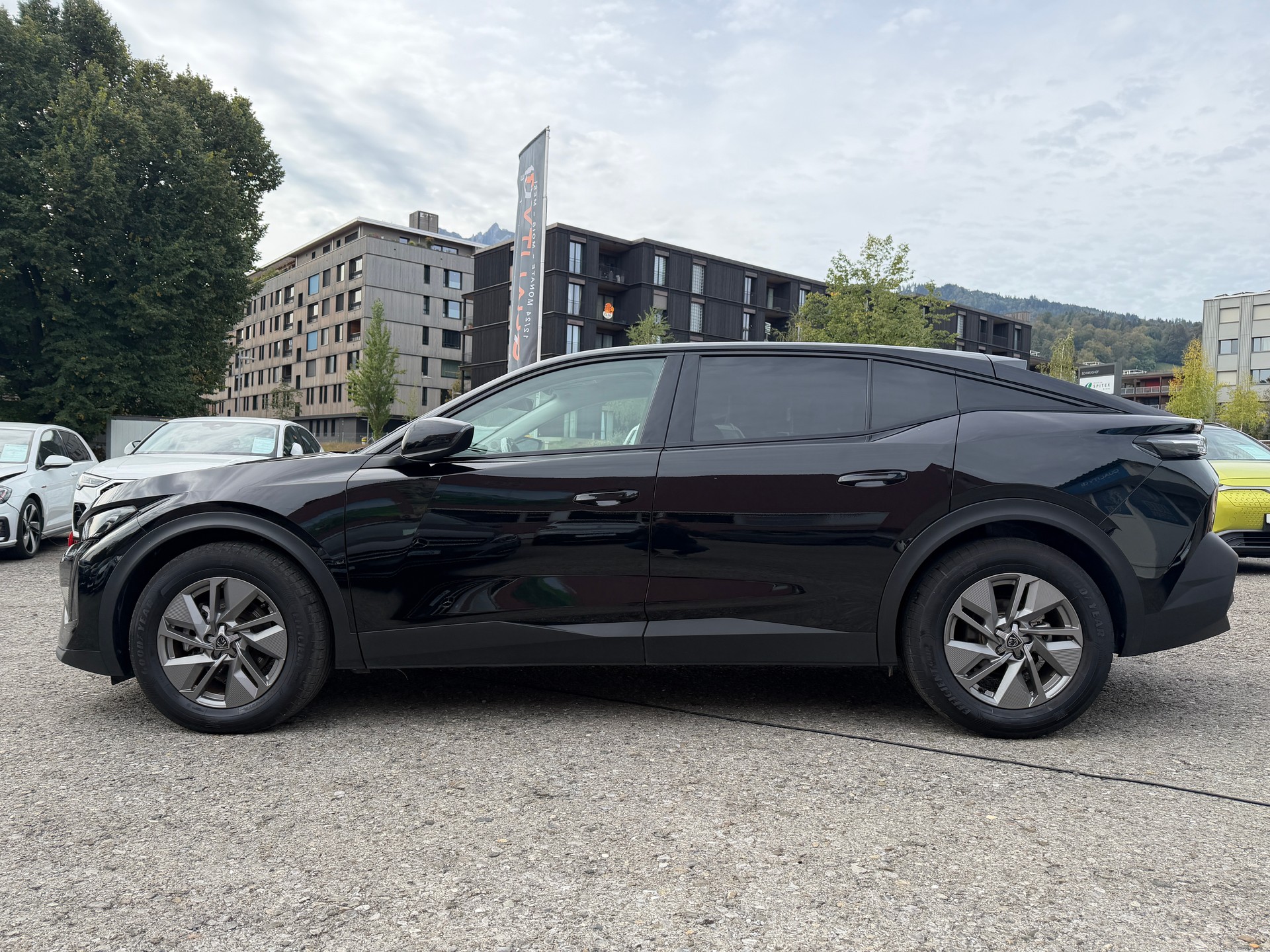 PEUGEOT 408 1.2 HEV 145 Allure-image-19