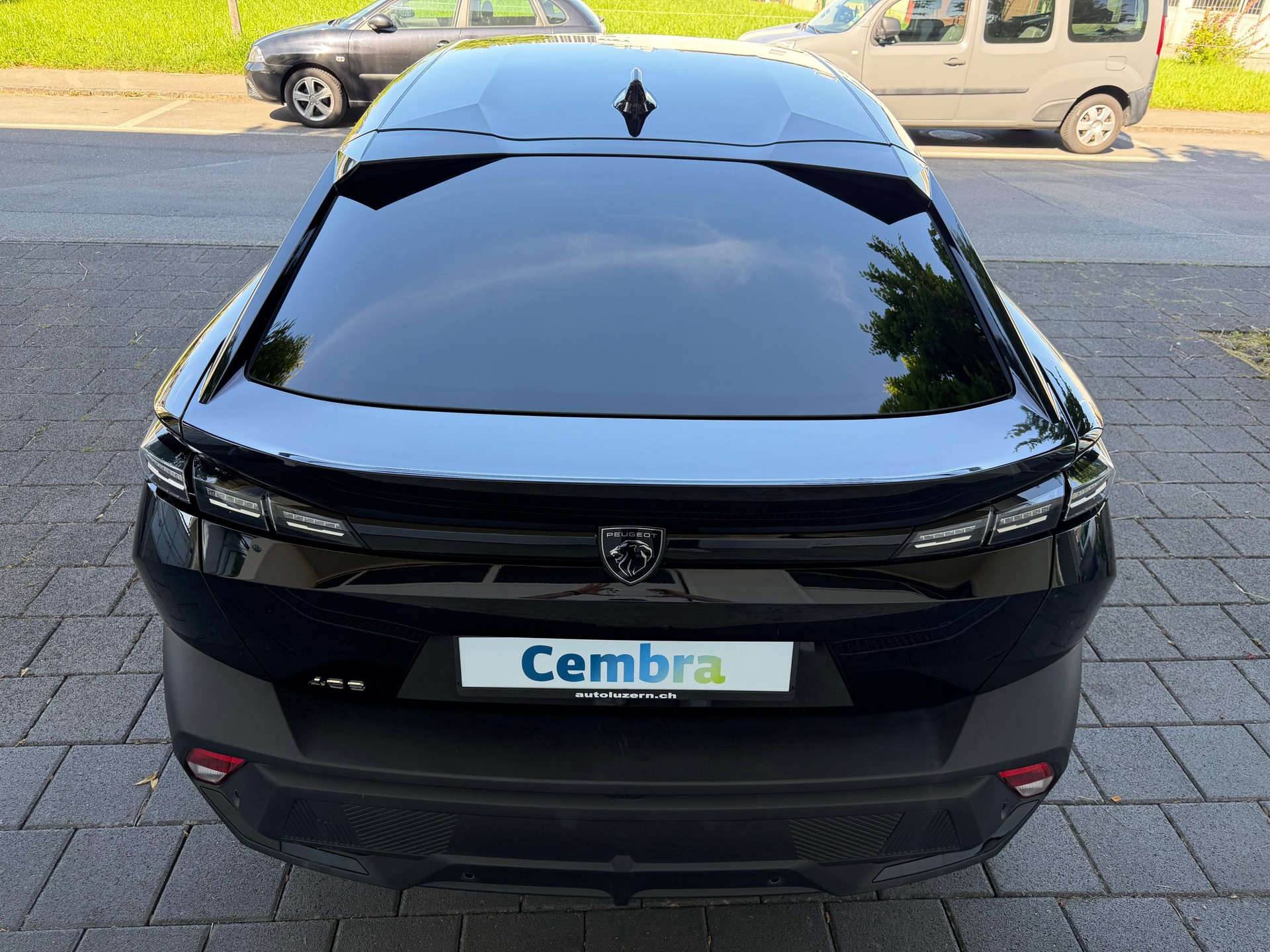 PEUGEOT 408 1.2 HEV 145 Allure-image-7