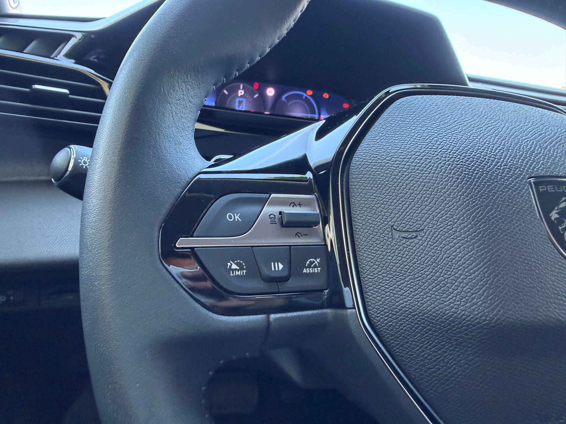 PEUGEOT 408 1.2 HEV 145 Allure-image-15