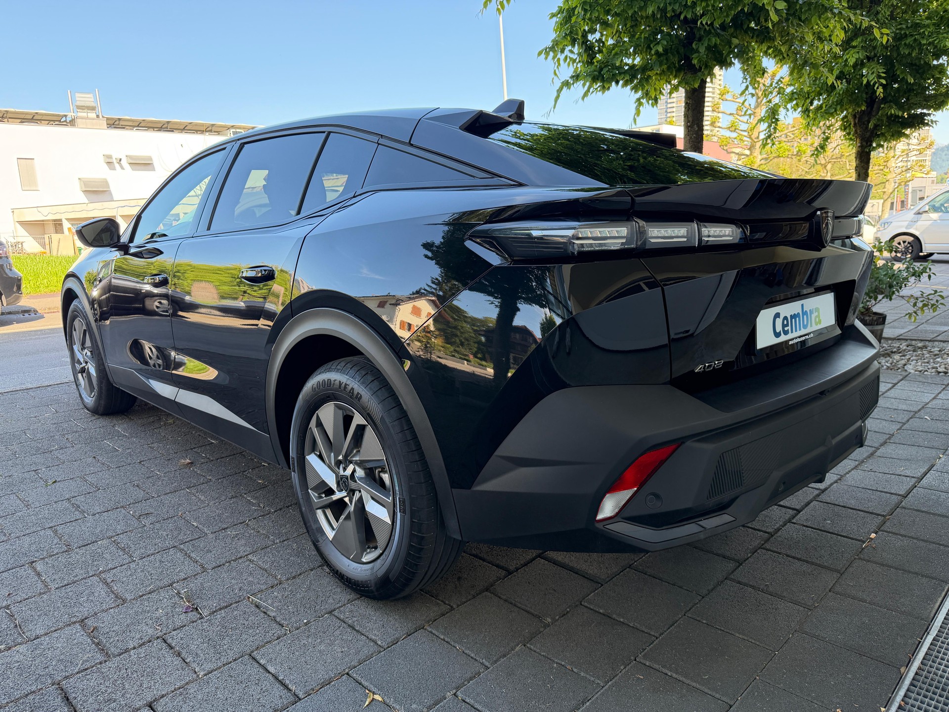PEUGEOT 408 1.2 HEV 145 Allure-showroom-element-3
