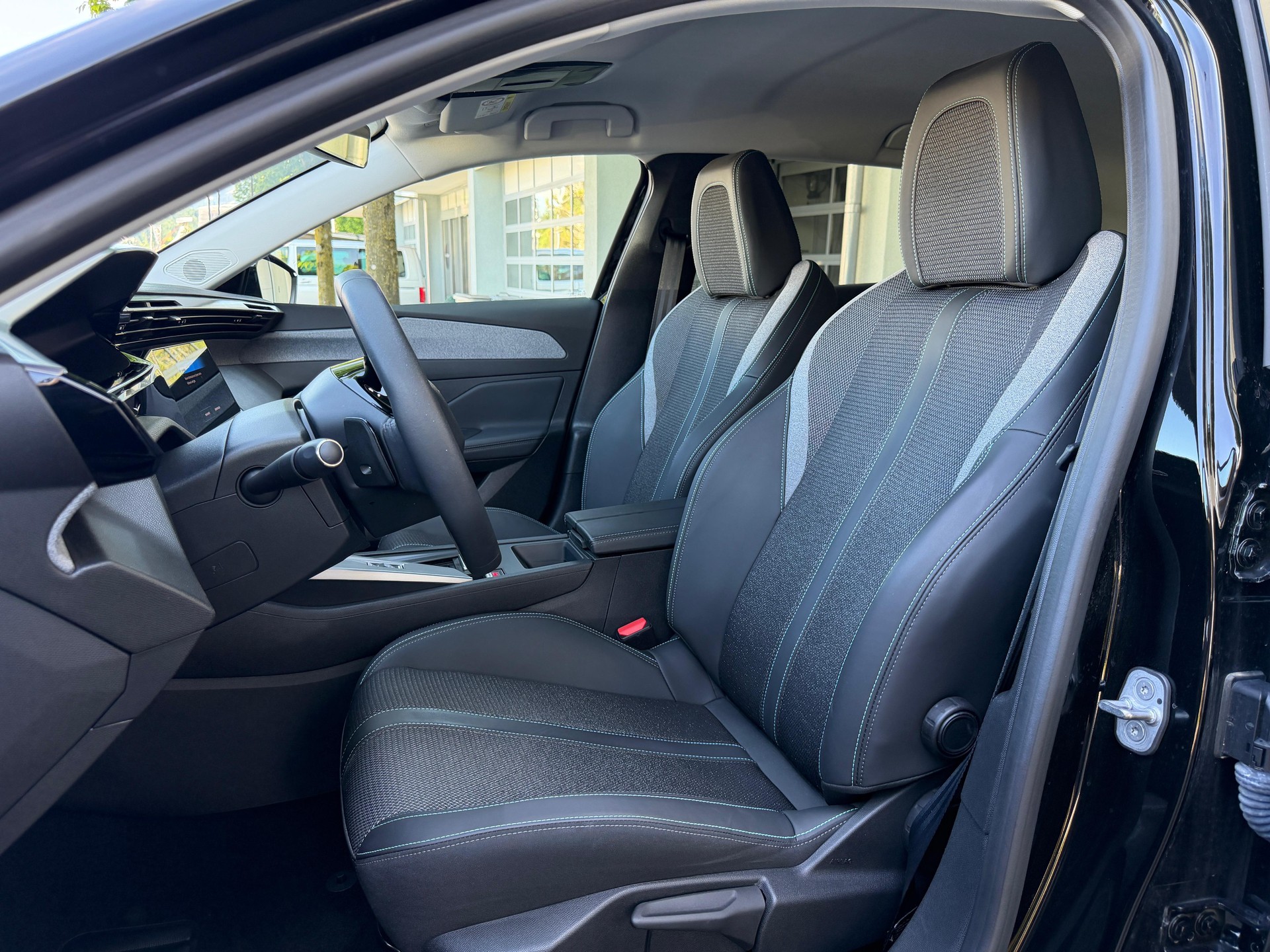 PEUGEOT 408 1.2 HEV 145 Allure-image-13