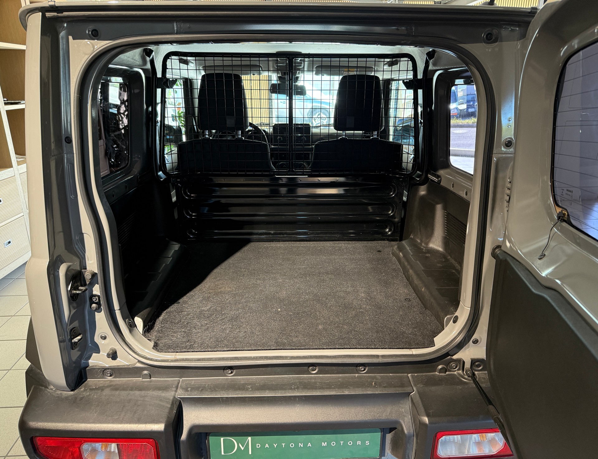 SUZUKI Jimny 1.5 Compact+ 4x4-image-9