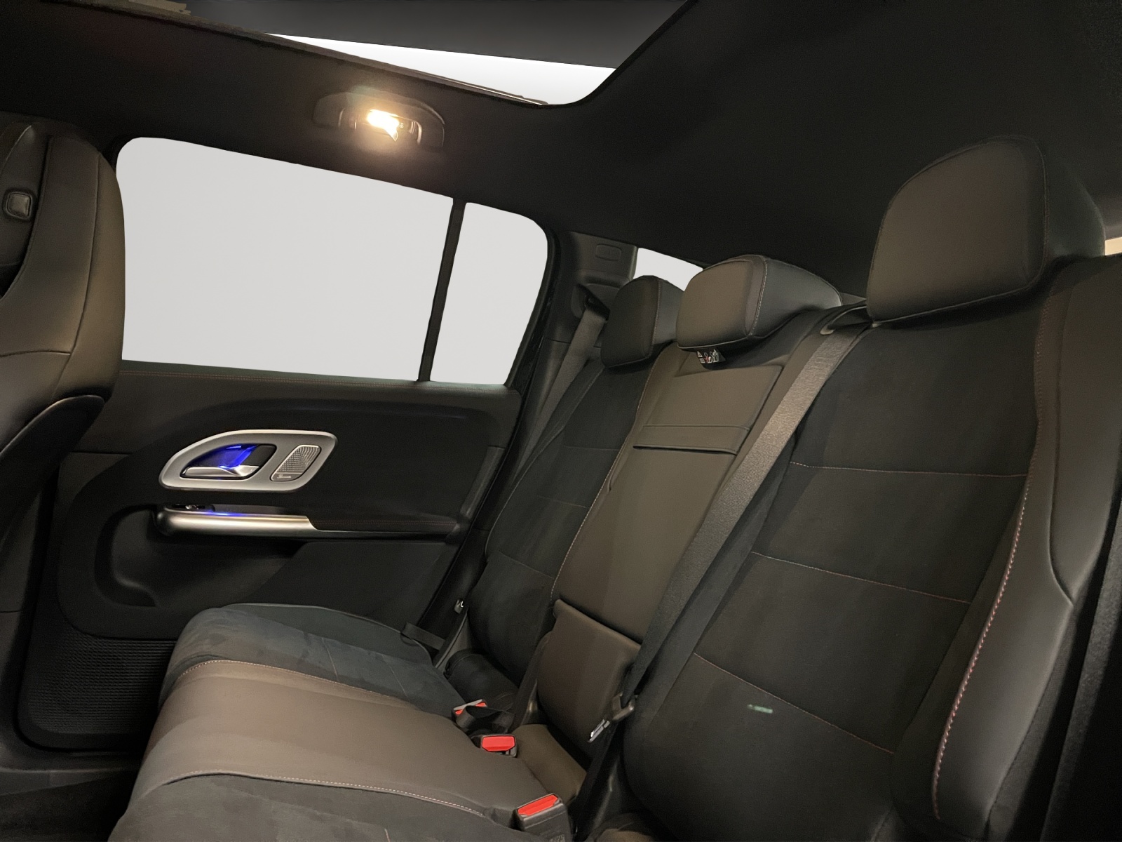 MERCEDES-BENZ GLB 350 4Matic with EQ Technology-image-11