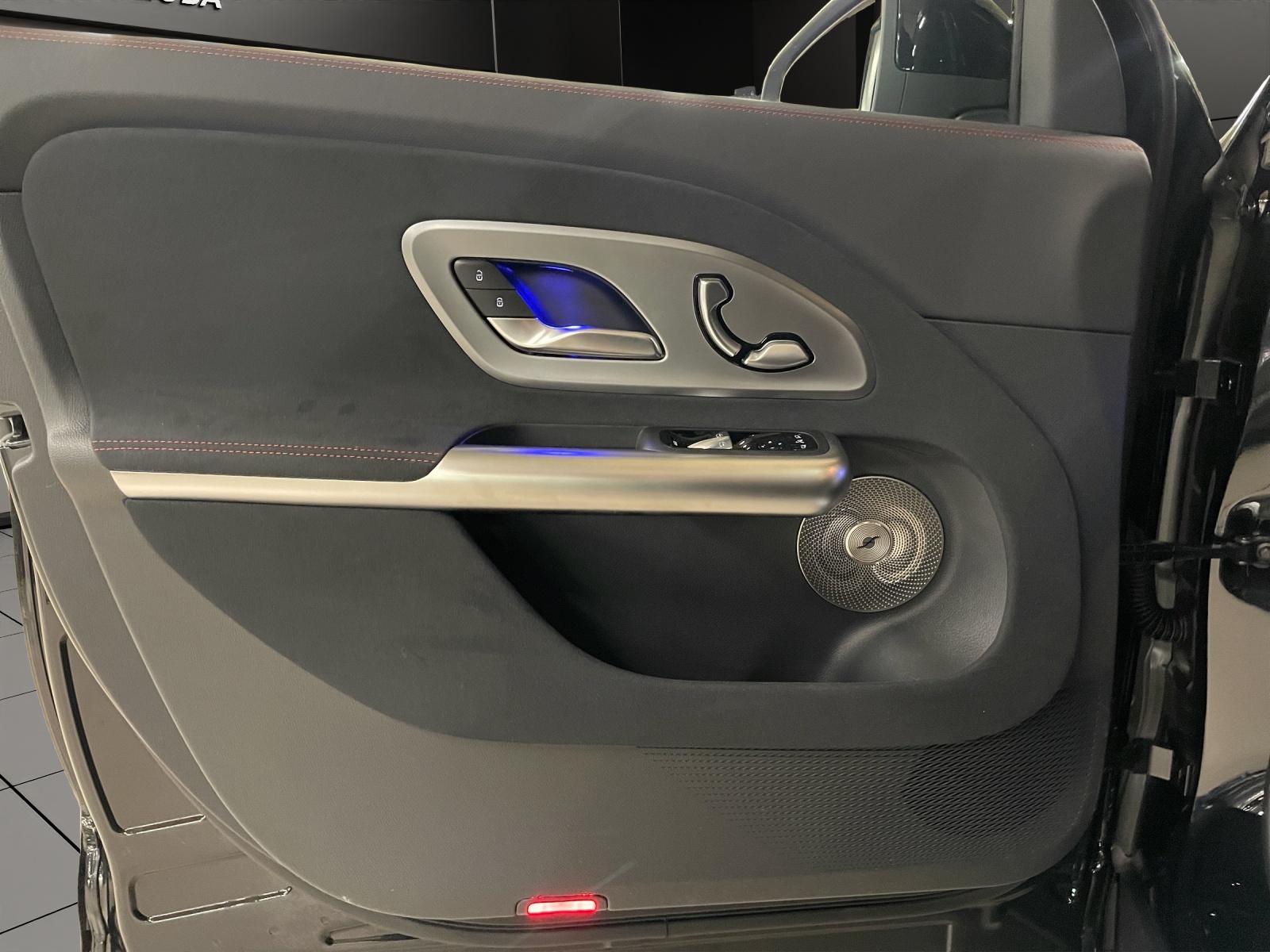 MERCEDES-BENZ GLB 350 4Matic with EQ Technology-image-6