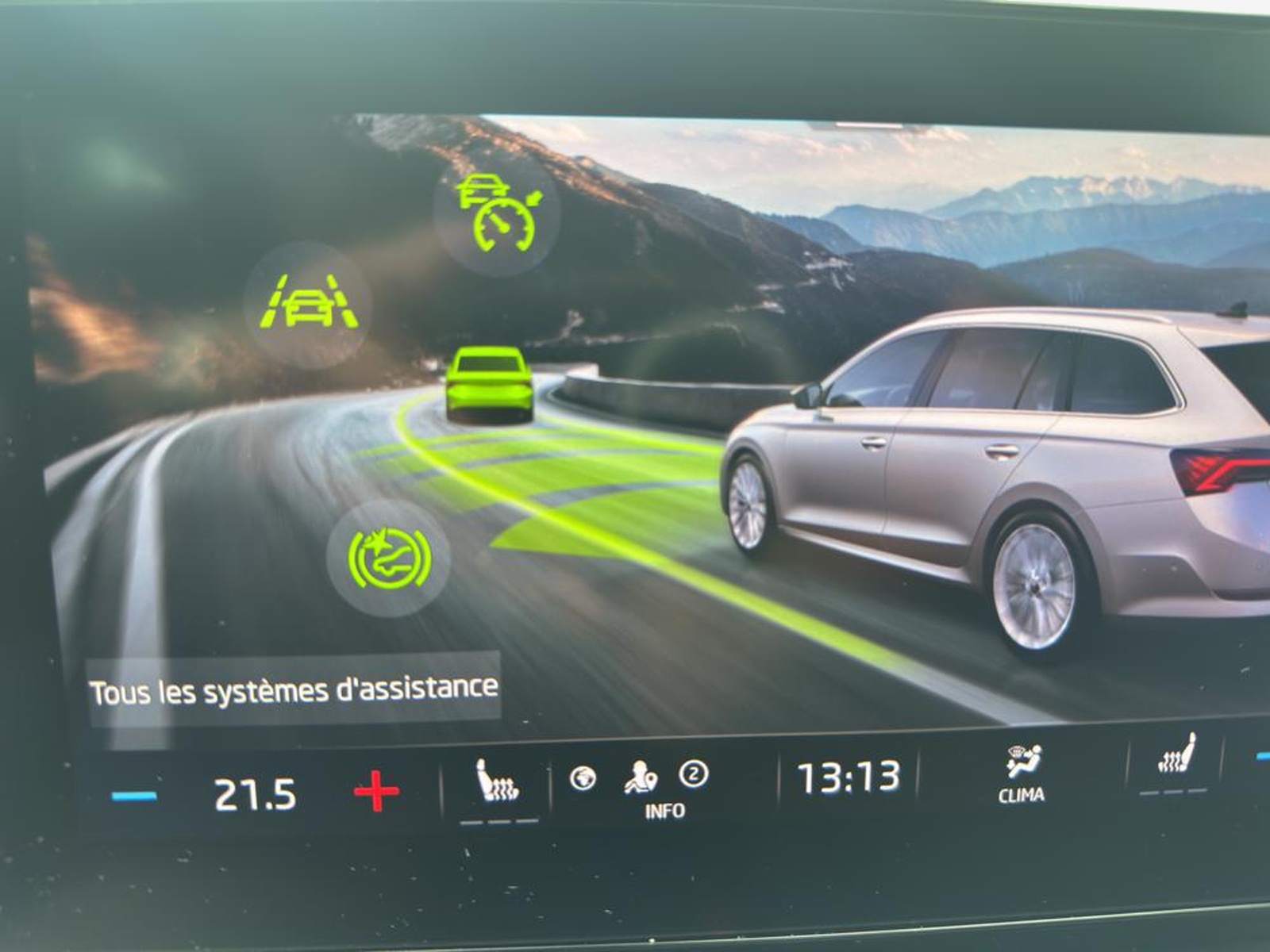 SKODA Octavia Combi 2.0 TDI DSG Ambition-image-15